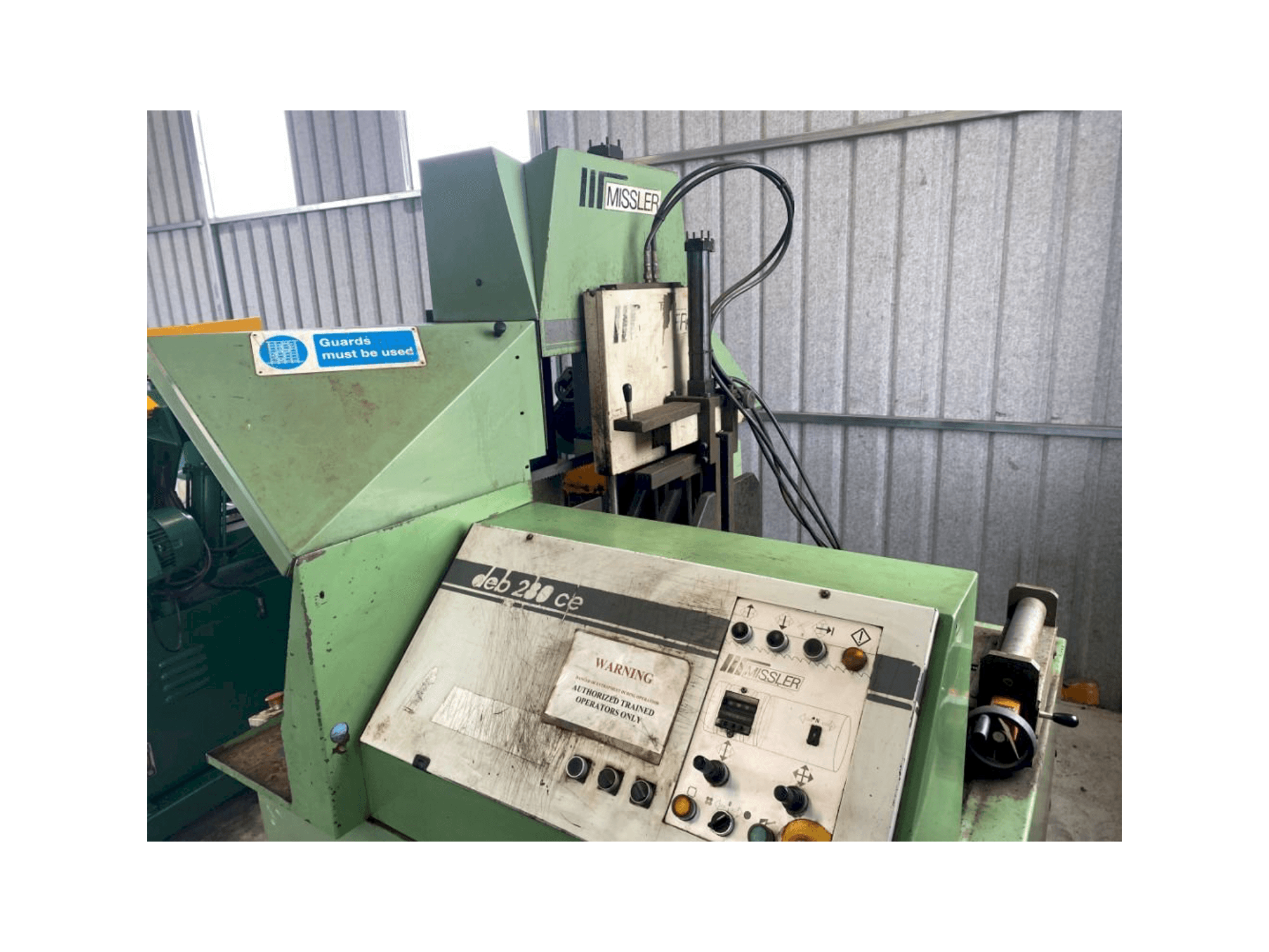 Vista frontale della macchina Missler Compucut DEB 280CE