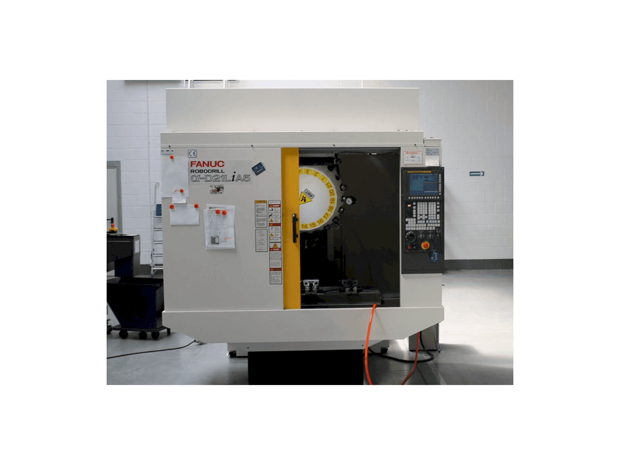 Vista frontale della macchina FANUC RoboDrill D21LiA5