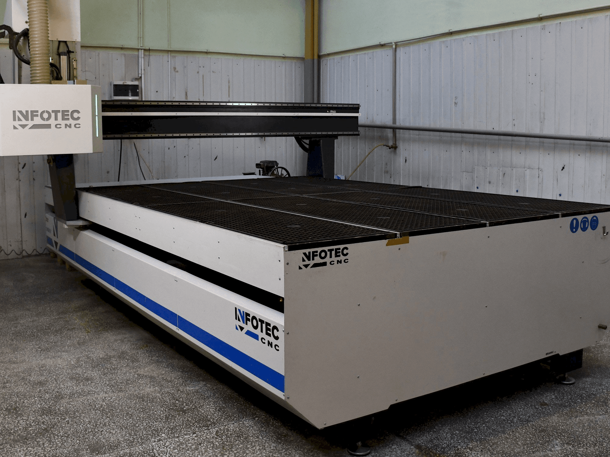 Vista frontale della macchina INFOTEC 3121 E