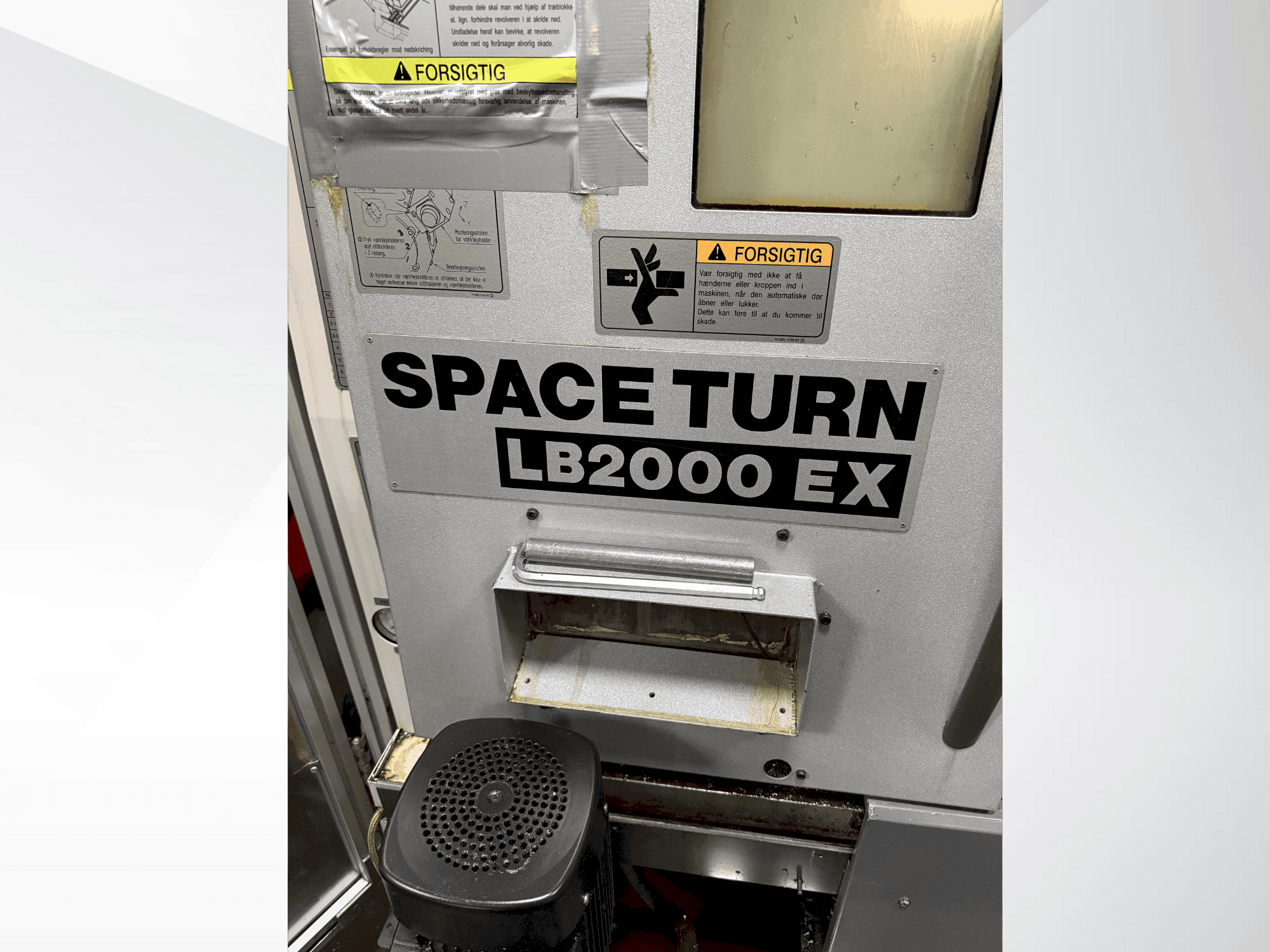 Vista frontale della macchina Okuma Space Turn LB2000 EX