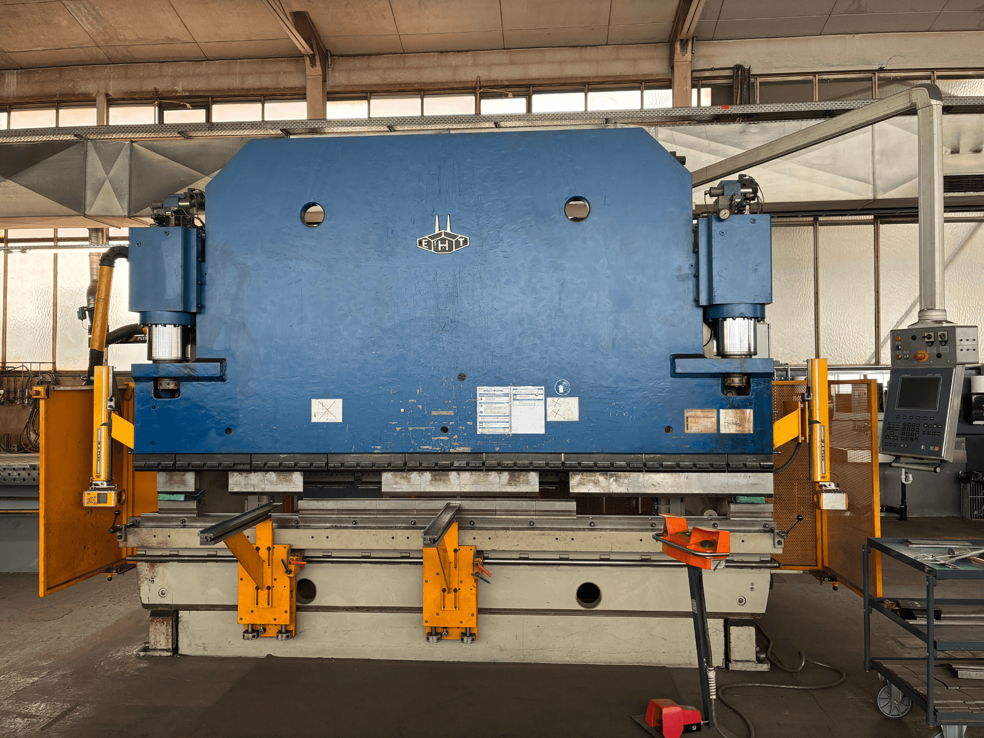 Centro di lavoro verticale Bridgeport VMC 1000 22, vista frontale che mostra l'involucro blu, il pannello di controllo e i componenti operativi.