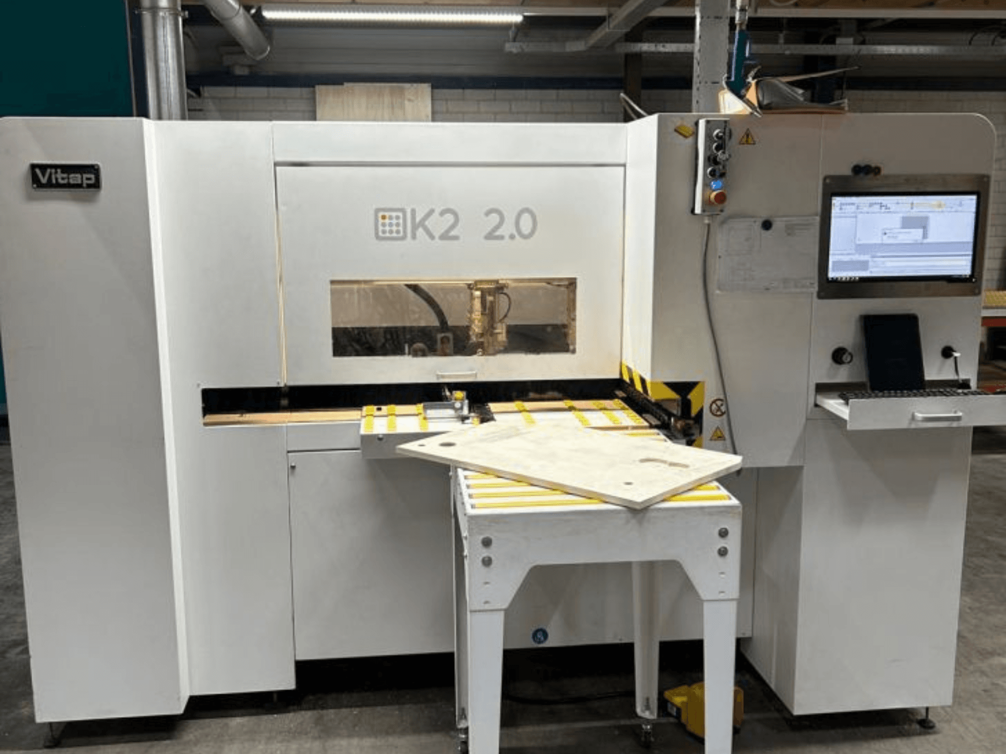 Centro di lavorazione CNC VITAP Point K2 2.0, vista frontale, che mostra il pannello di controllo, la superficie di lavoro e le caratteristiche di sicurezza.