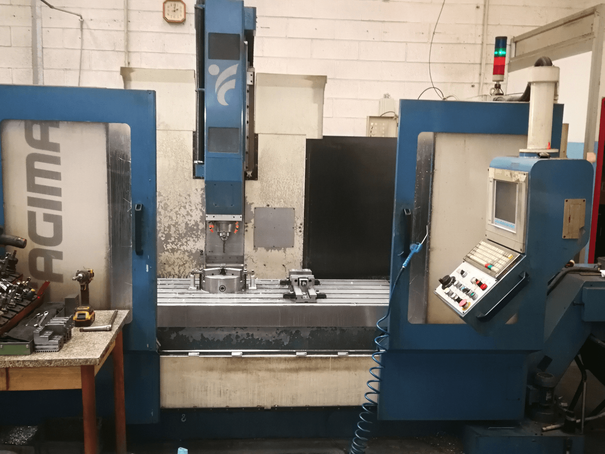 Centro di lavoro verticale Fagima FAST 160 in vista frontale, con pannello di controllo, piano di lavoro e dettagli della macchina.