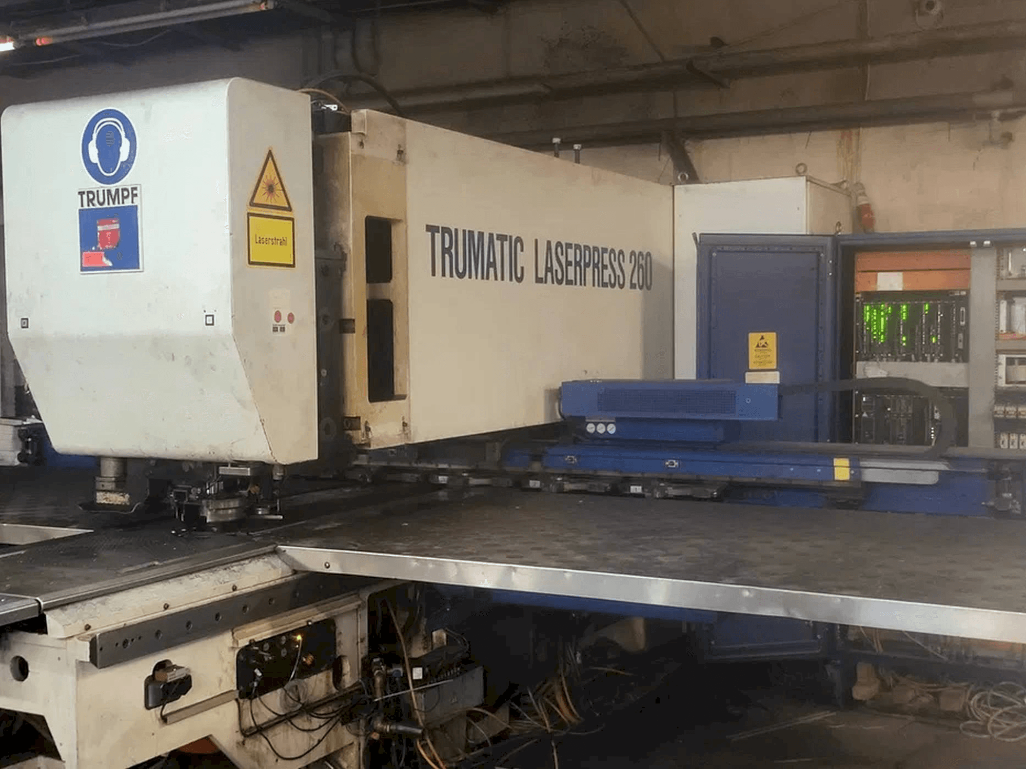 Vista frontale della macchina Trumpf Trumatic 260