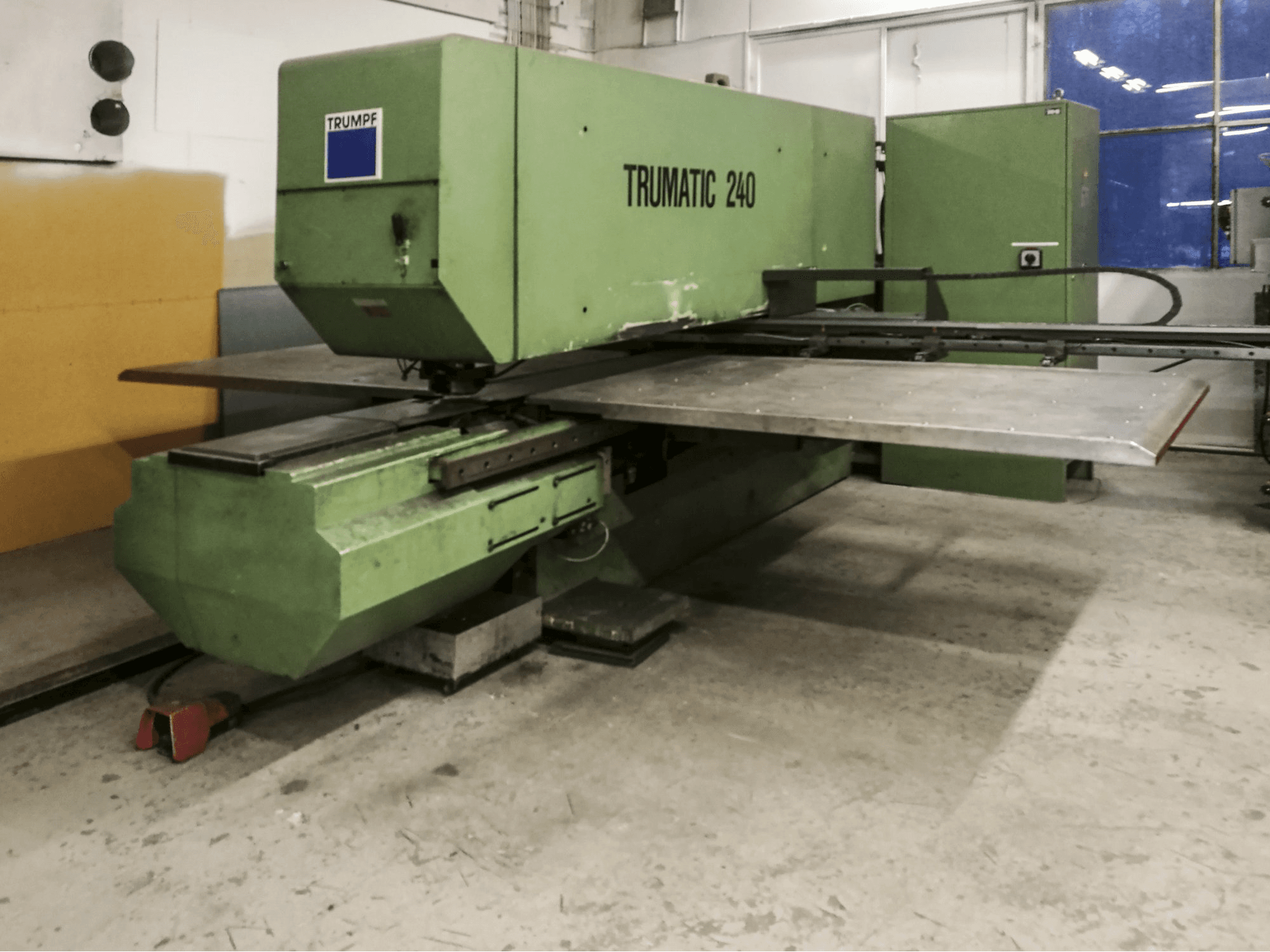 Vista lato sinistro della macchina Trumpf Trumatic 240