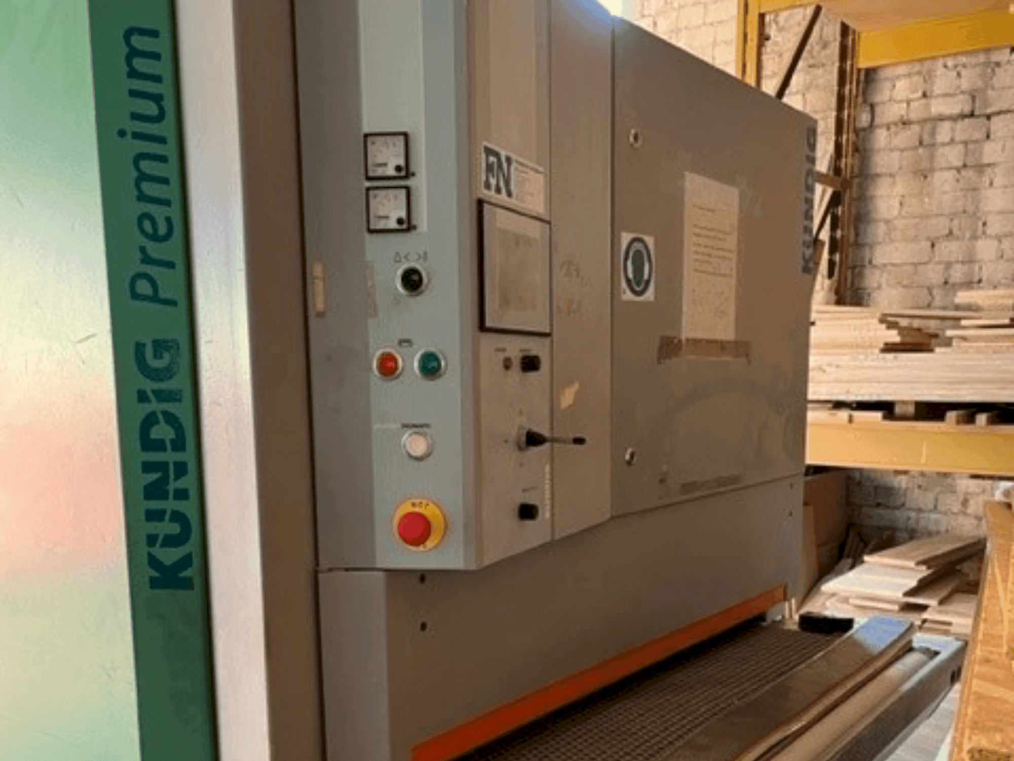 Vista frontale della macchina Kundig Premium 2 1100-RE