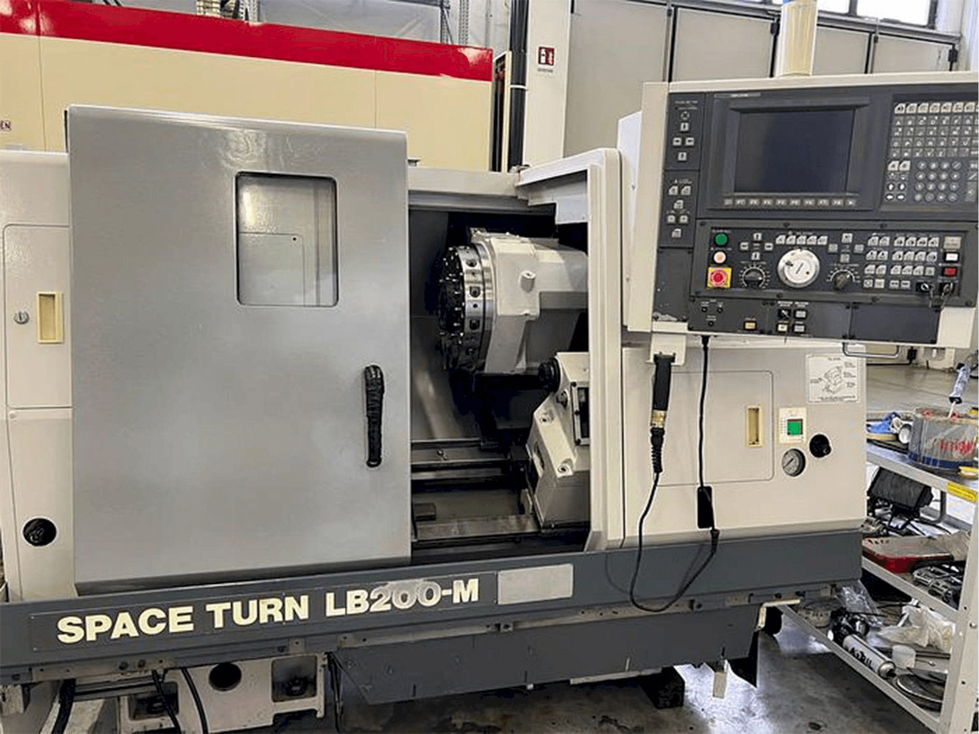 Vista frontale della macchina Okuma Space Turn LB 200M