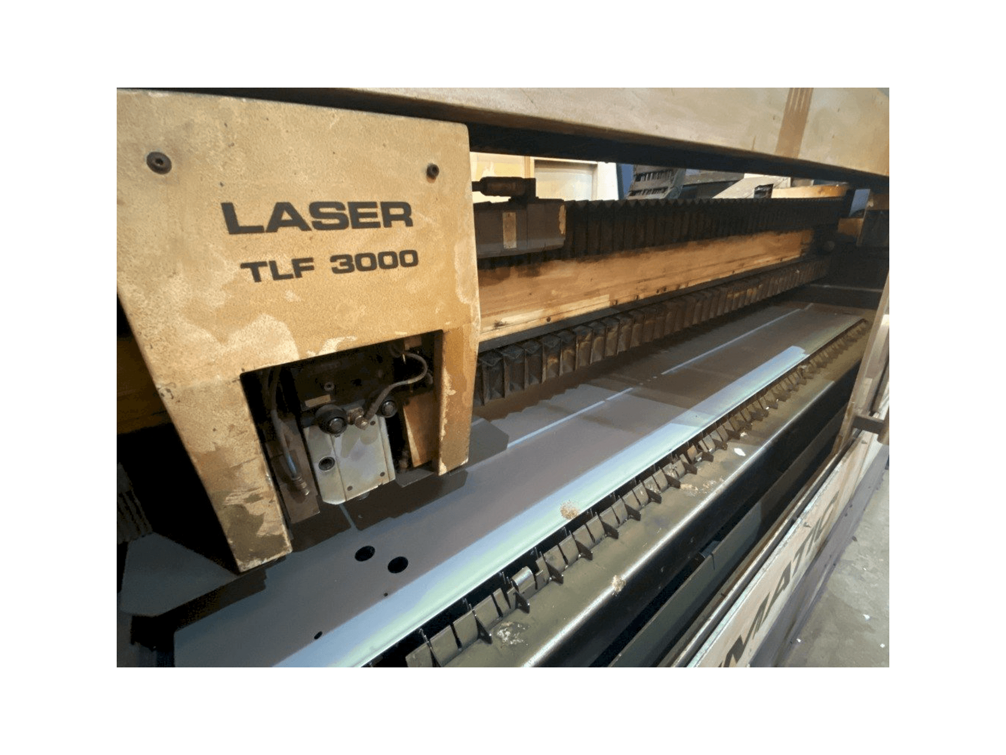 Vista frontale della macchina Trumpf TRUMATIC L2530