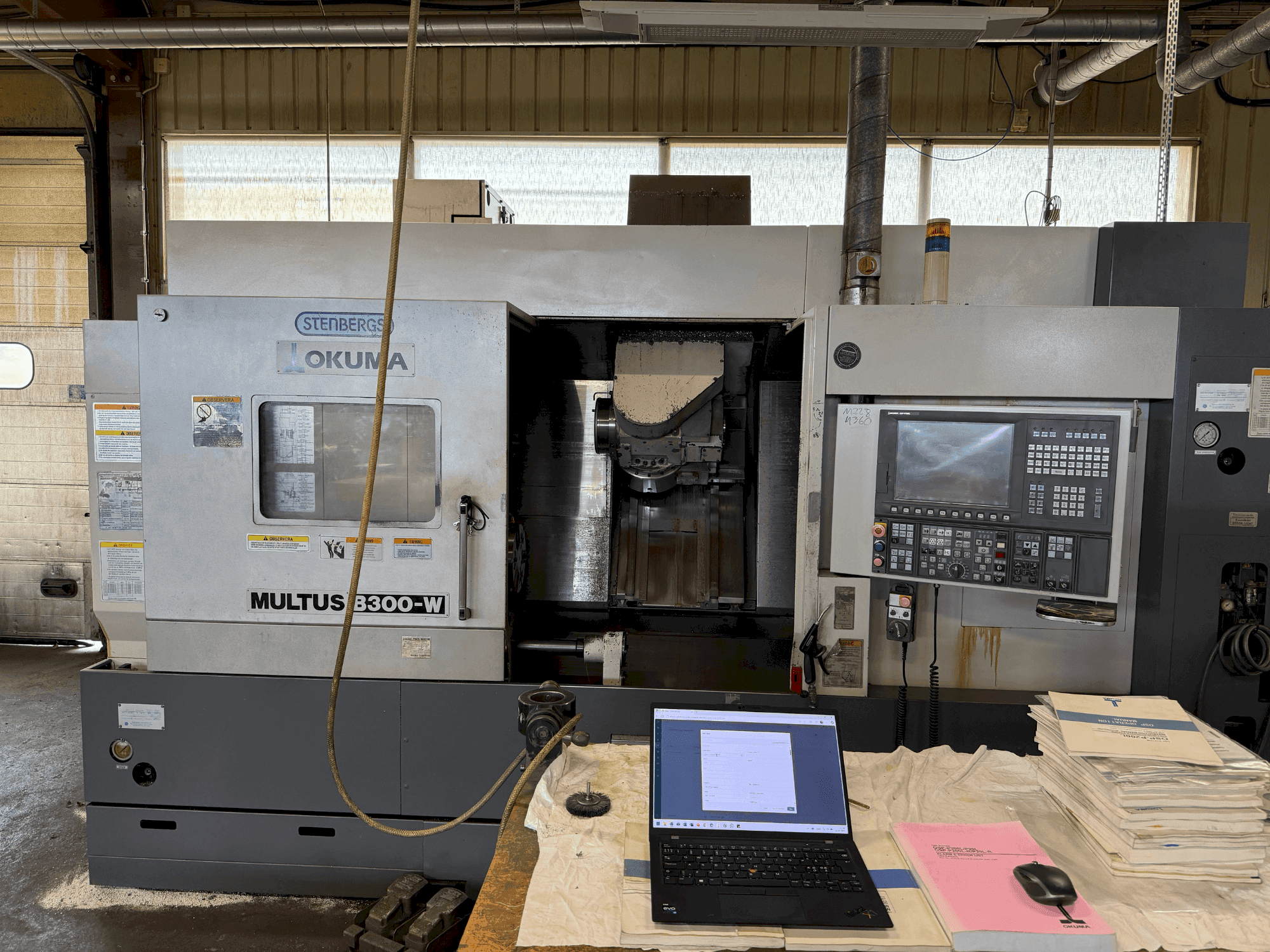 Vista frontale della macchina Okuma Multus B300-W