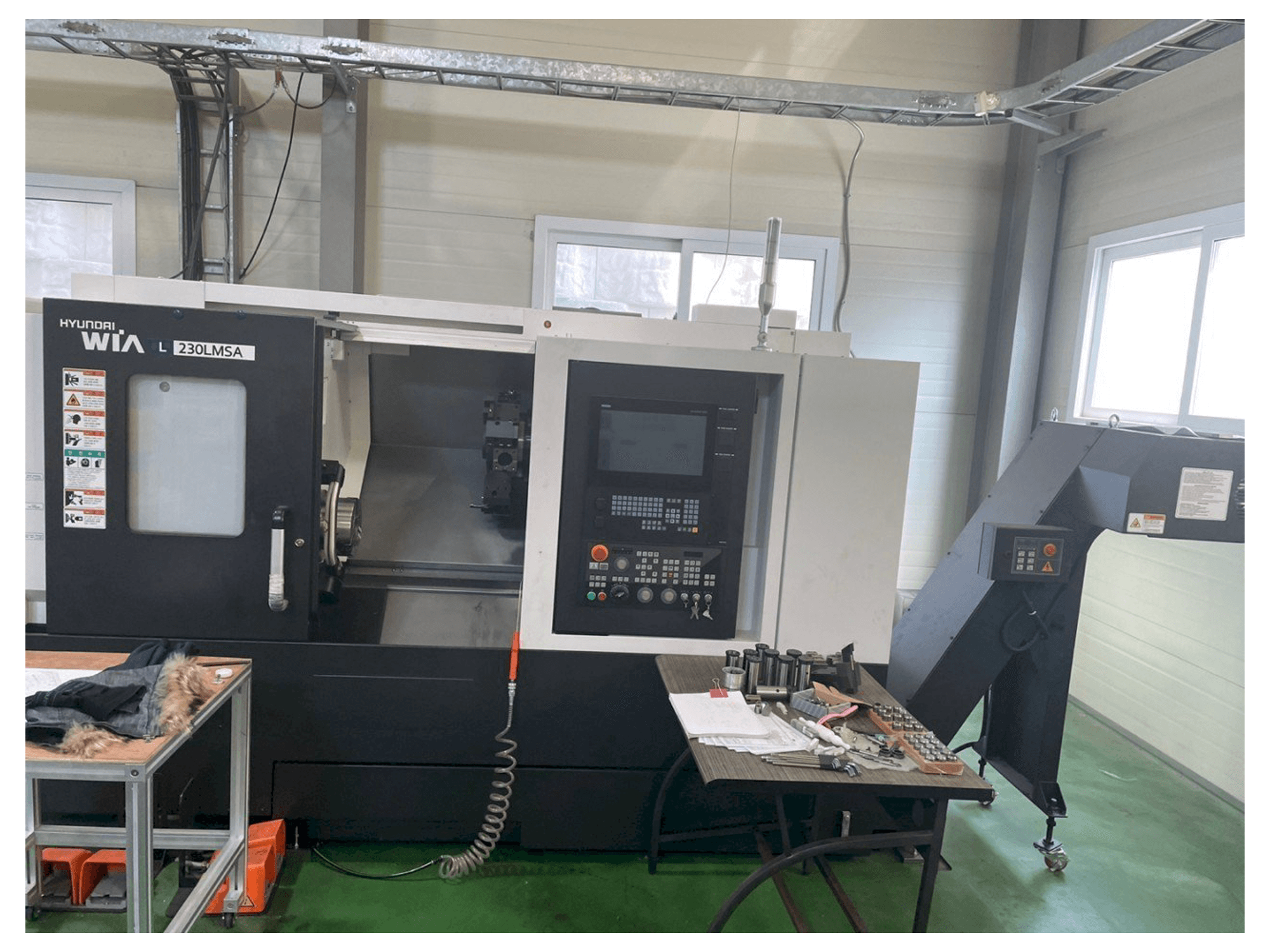 Vista frontale della macchina Hyundai Wia L 230LMSA