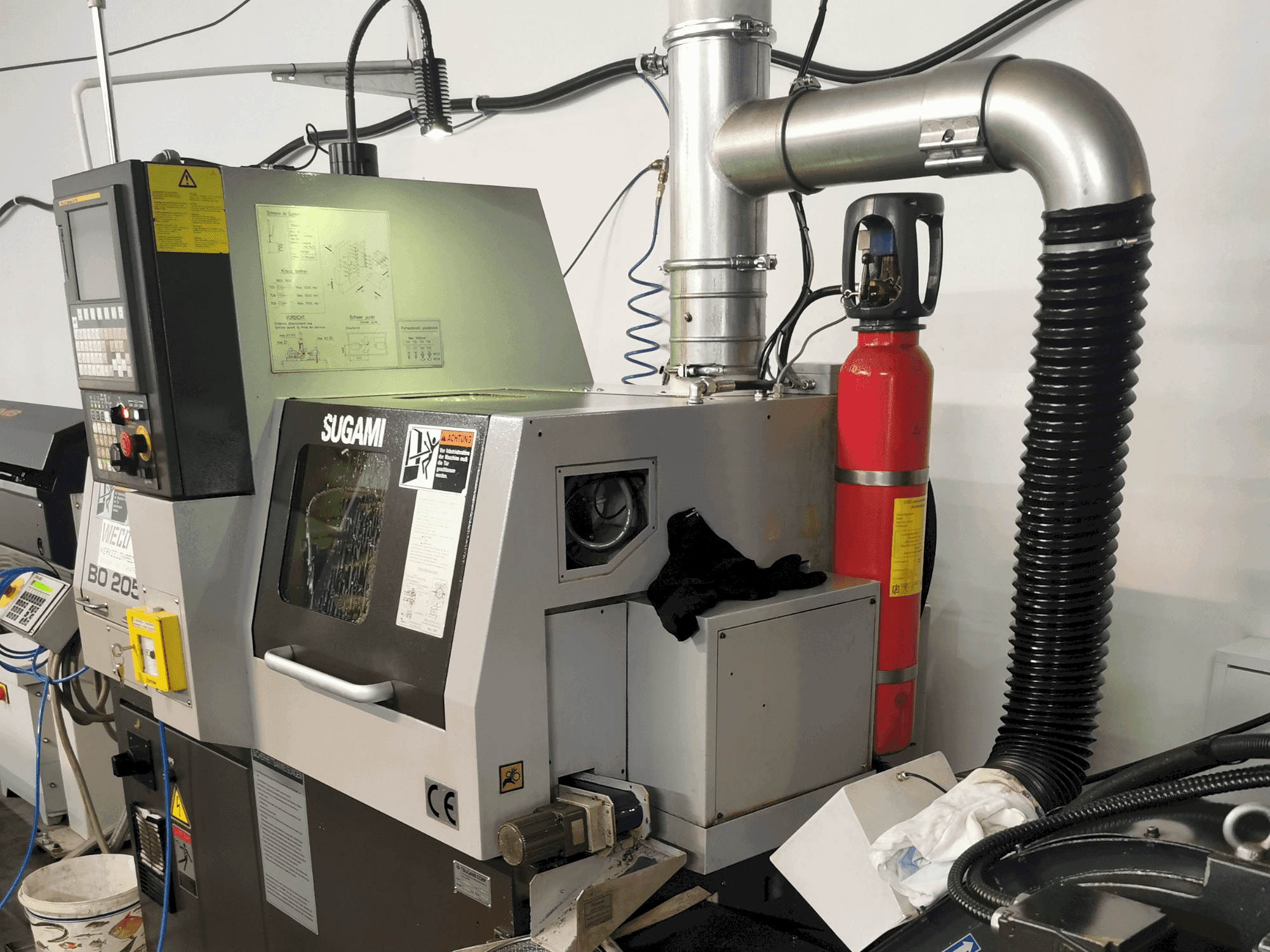 Vista frontale della macchina TSUGAMI BO205E