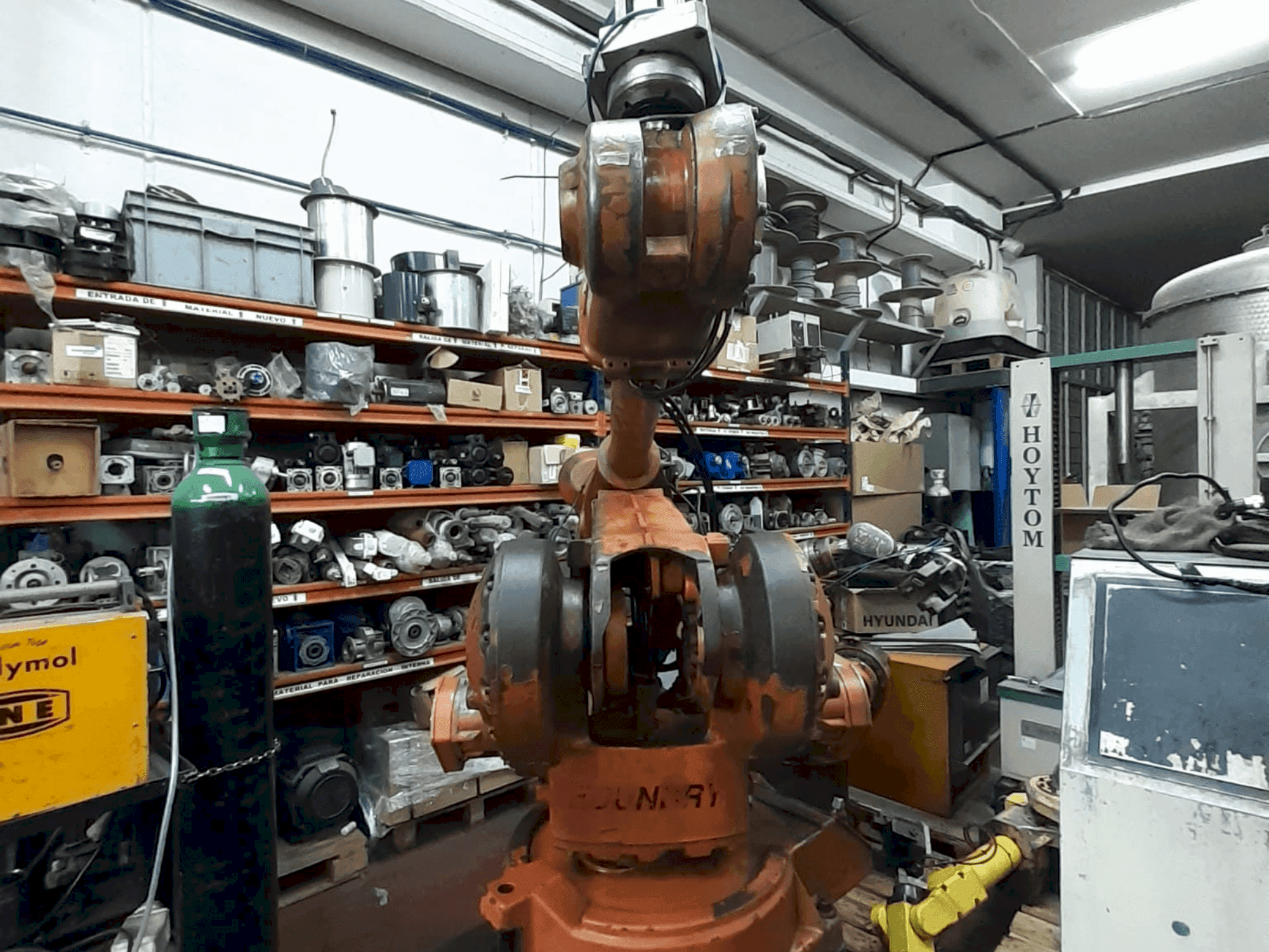 Vista frontale della macchina ABB IRB 4400 (2018)