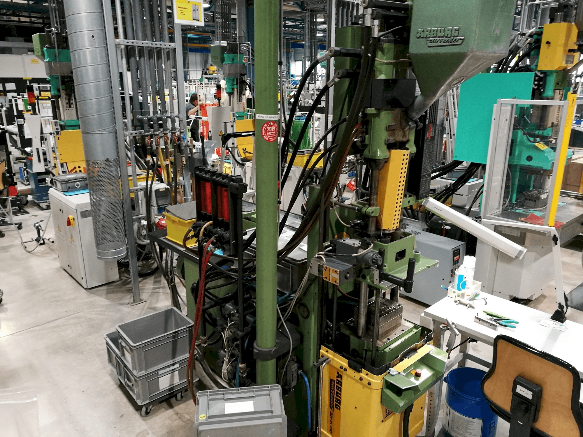 Vista frontale della macchina Arburg 221-75-350