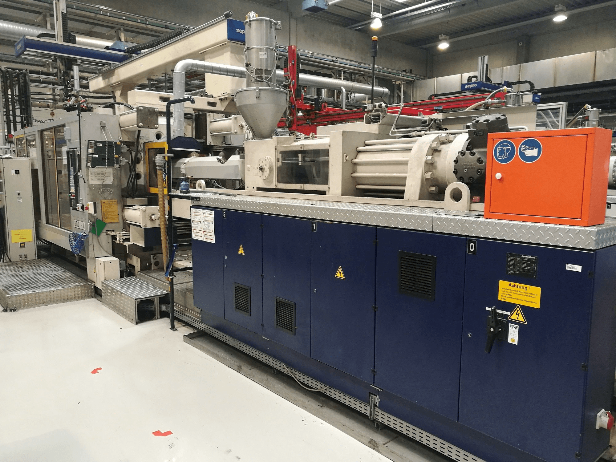 Vista frontale della macchina Krauss Maffei 800-5000 MC