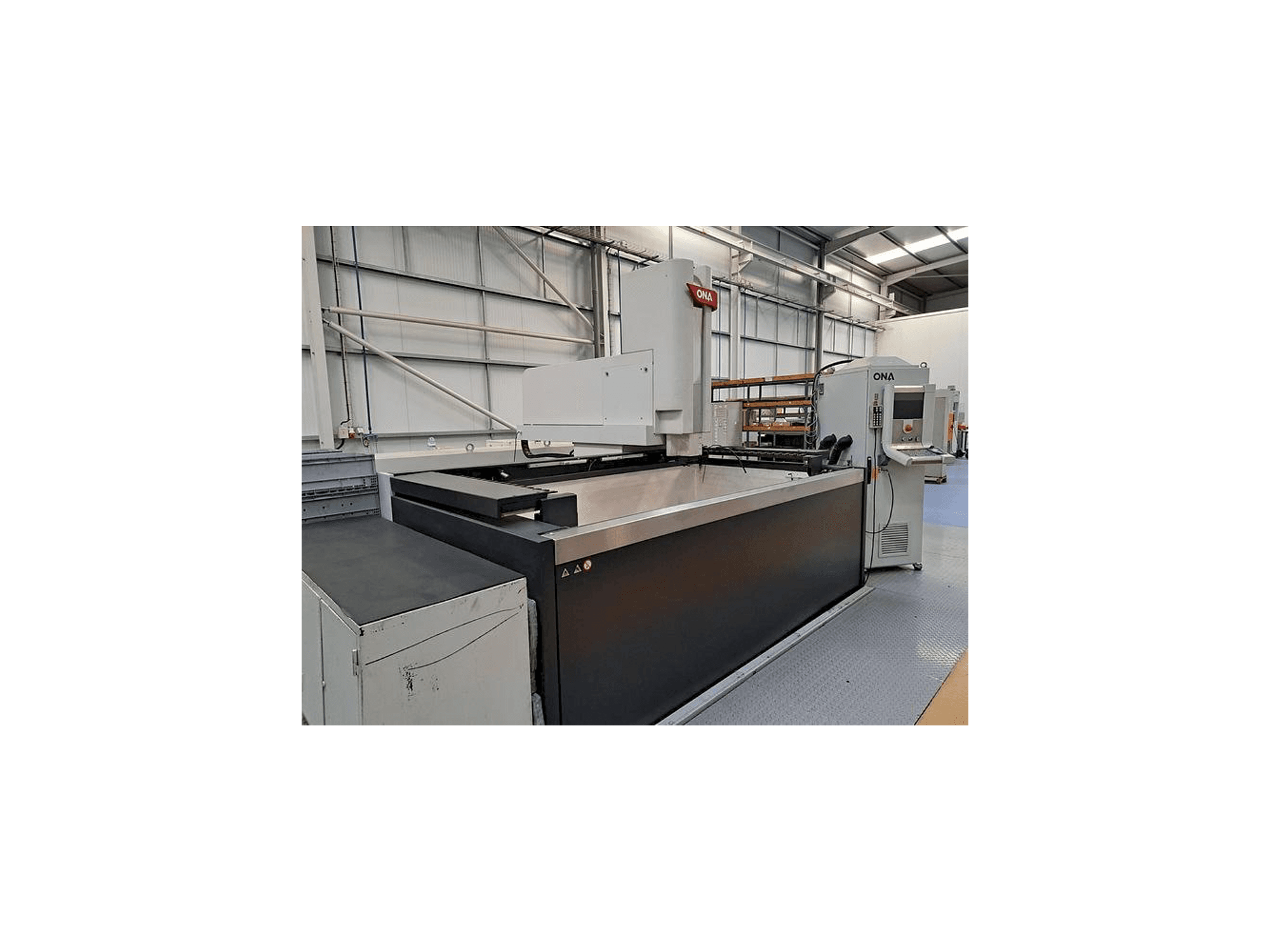 Vista frontale della macchina ONA QX8 B1 L