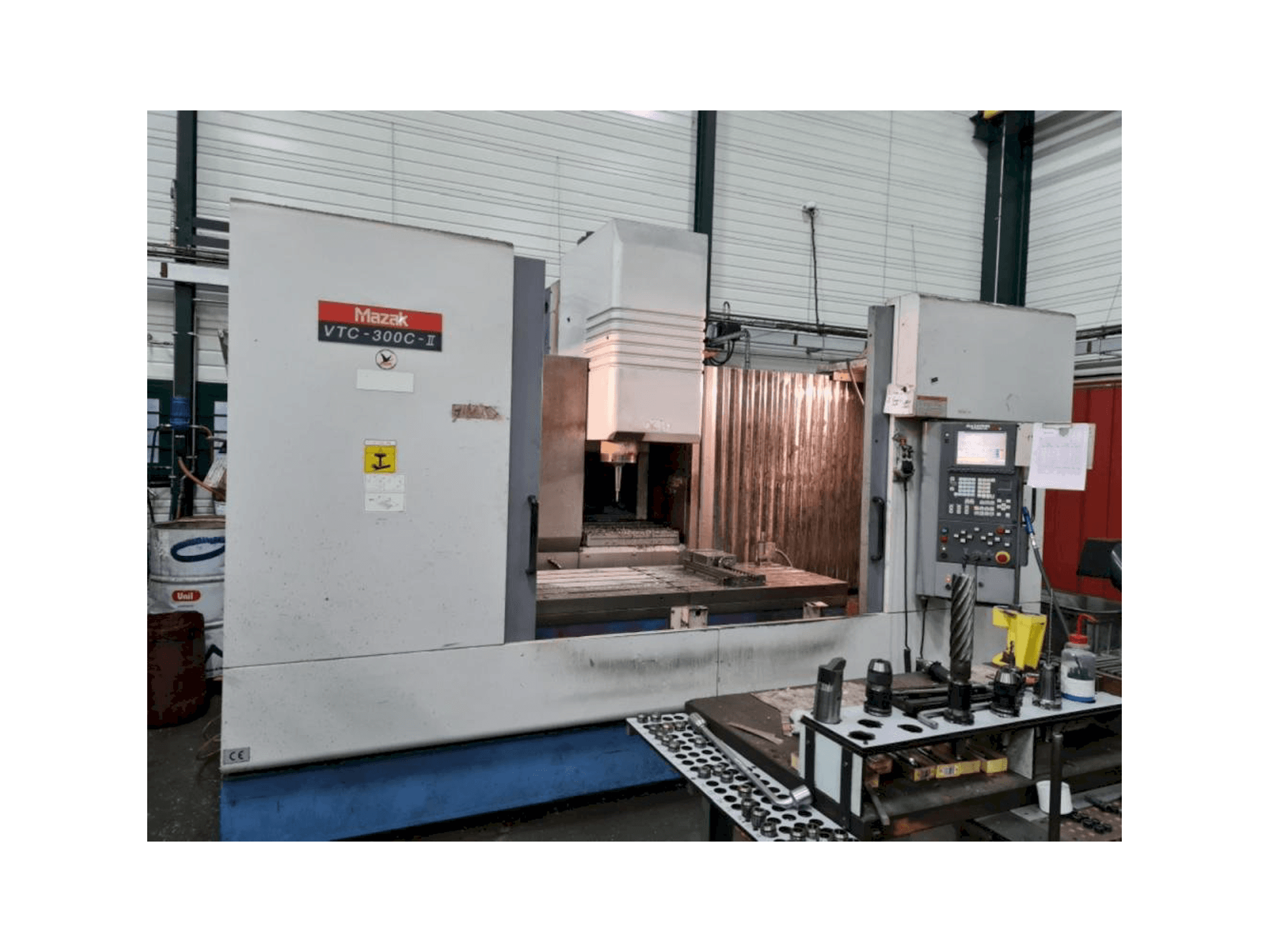 Vista frontale della macchina Mazak VTC 300C