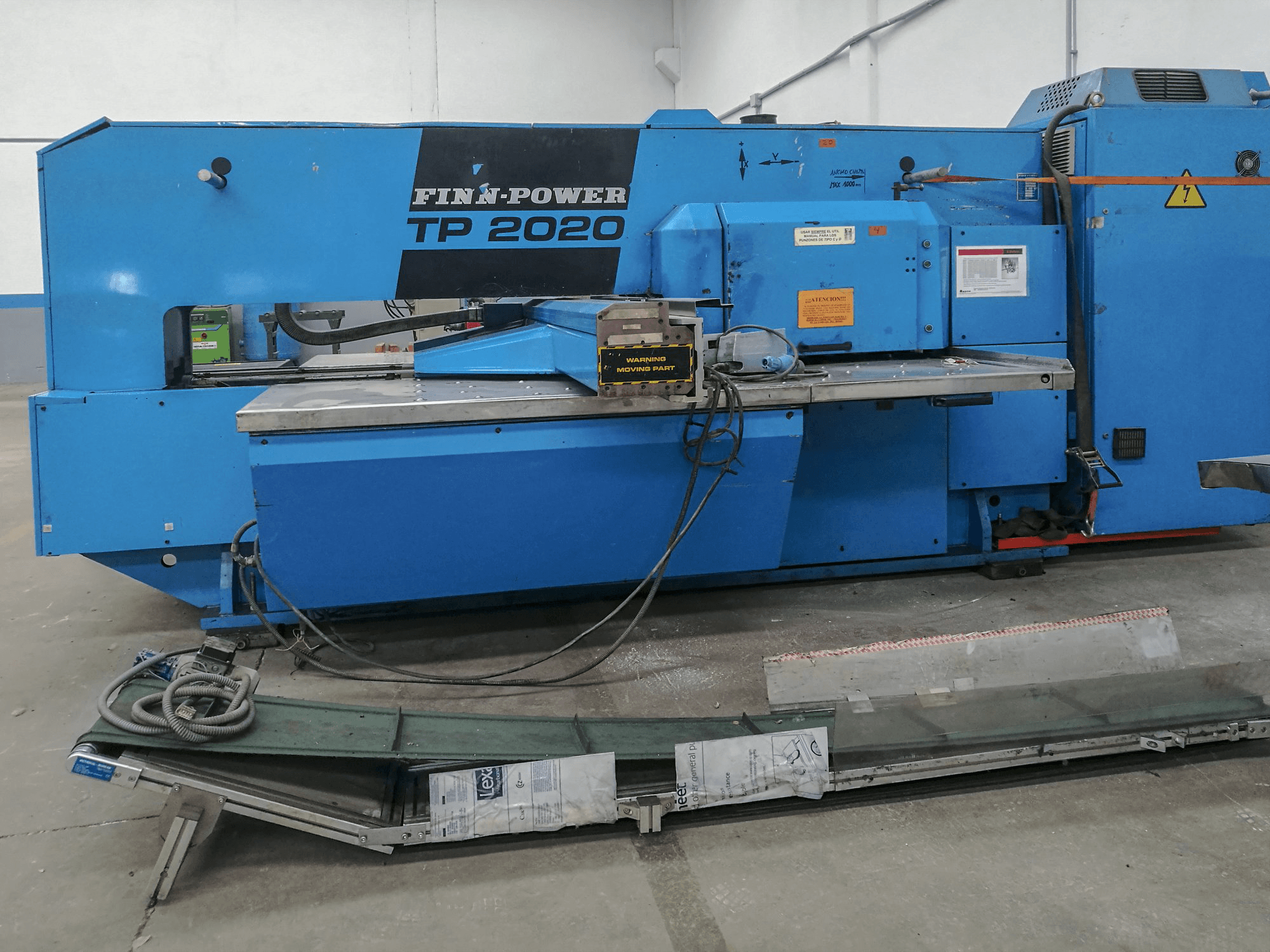 Vista frontale della macchina Finn-Power TP 2020