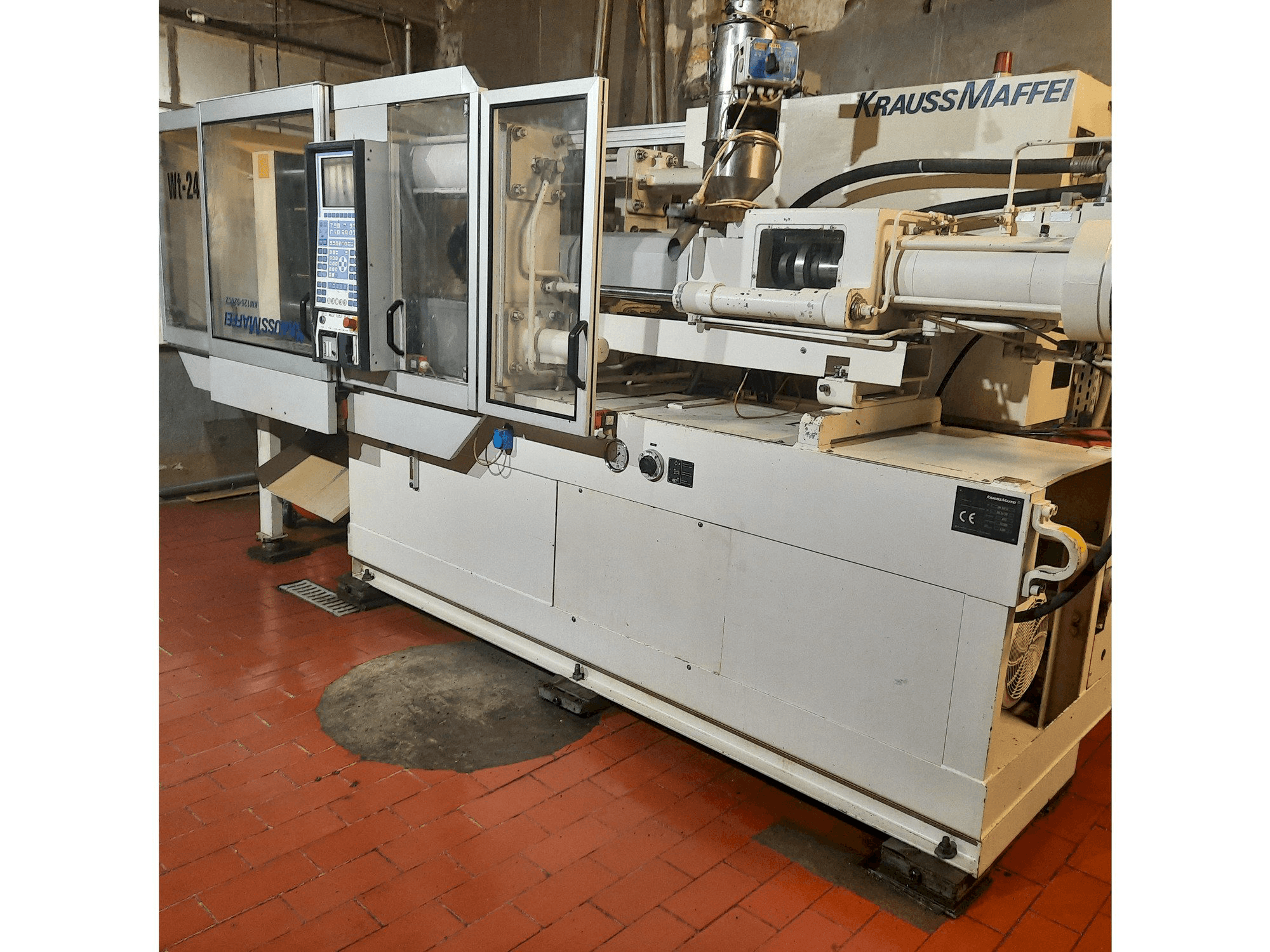 Vista frontale della macchina Krauss Maffei KM 125-520 C2