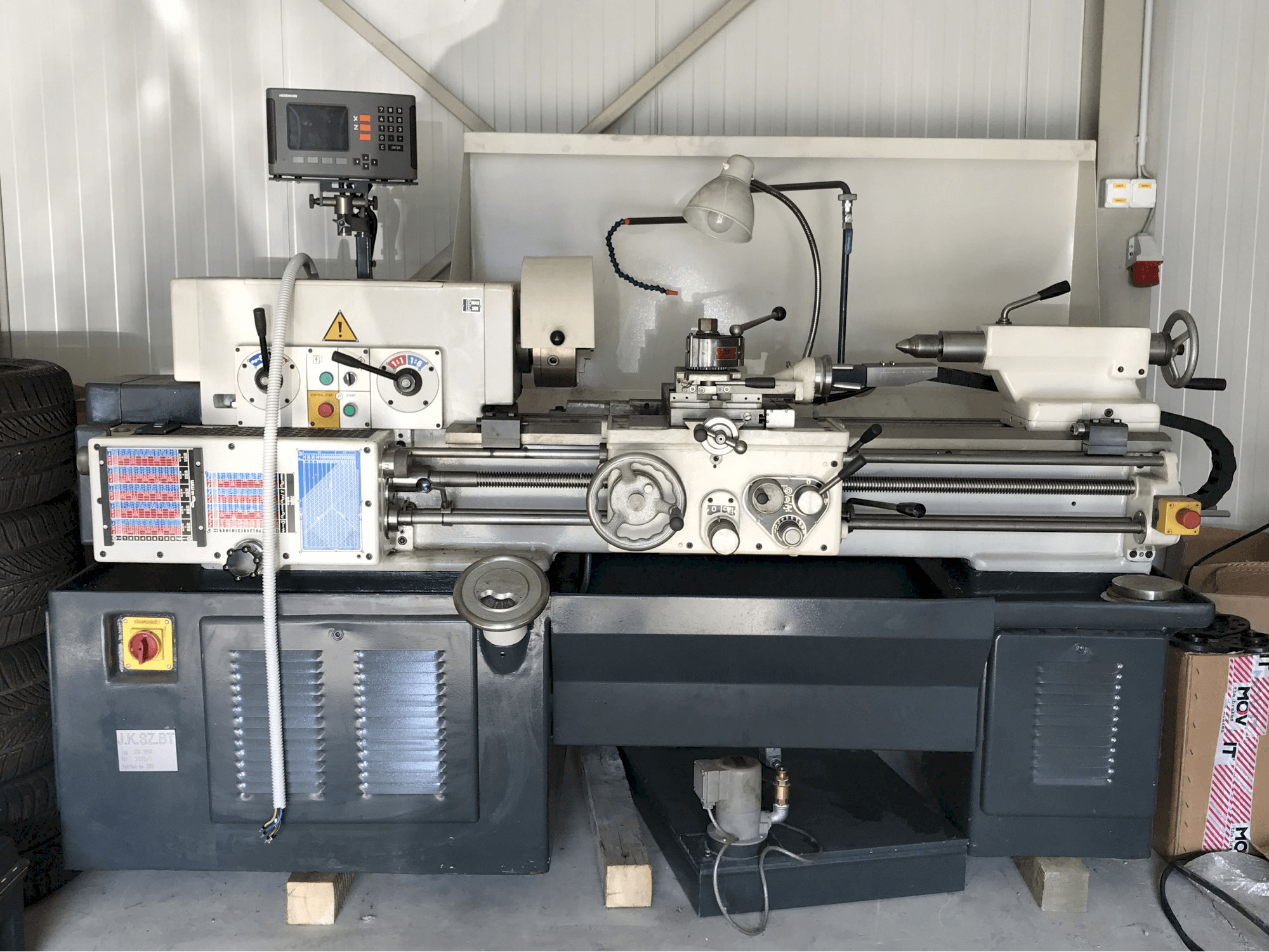 Vista frontale della macchina TOS JSV-18RA