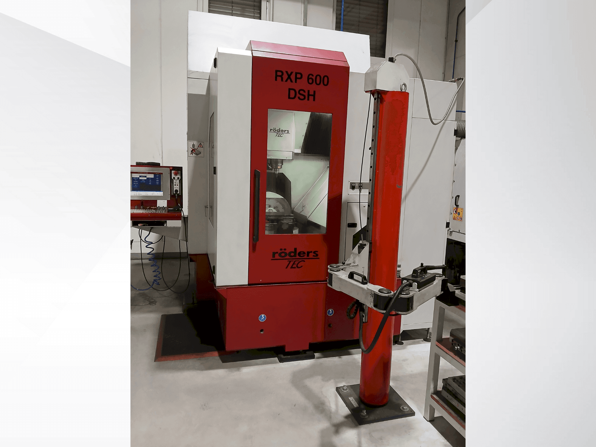 Vista frontale della macchina Röders TEC RXP 600 DSH