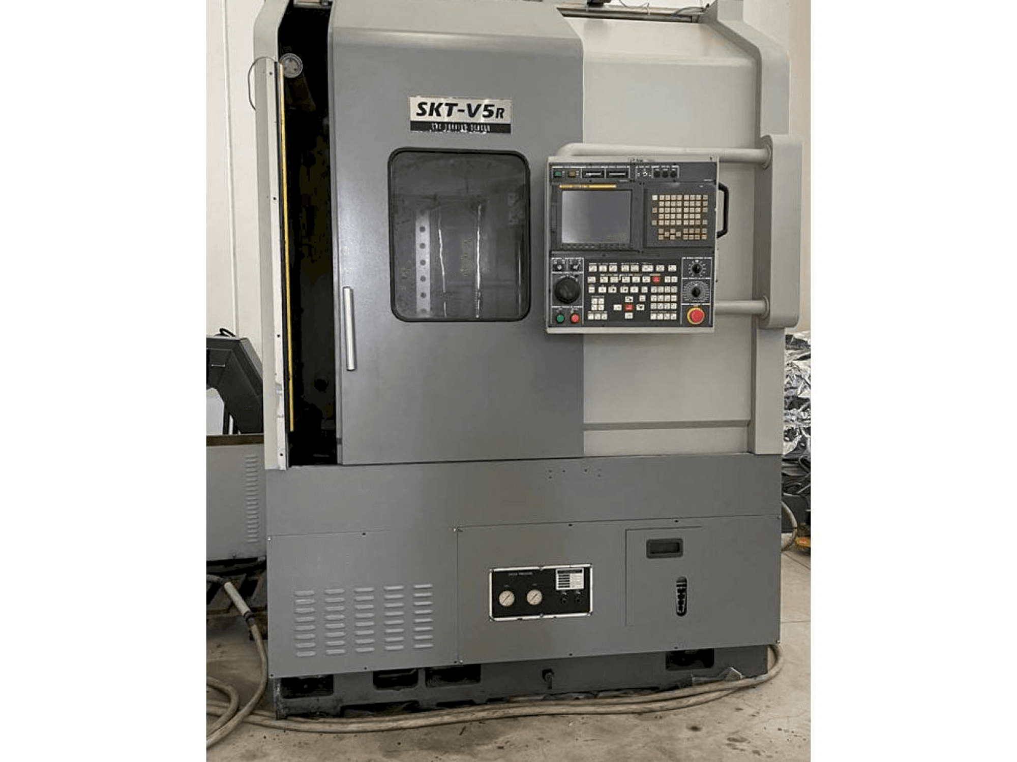 Vista frontale della macchina Hyundai Hyundai SKT V5R