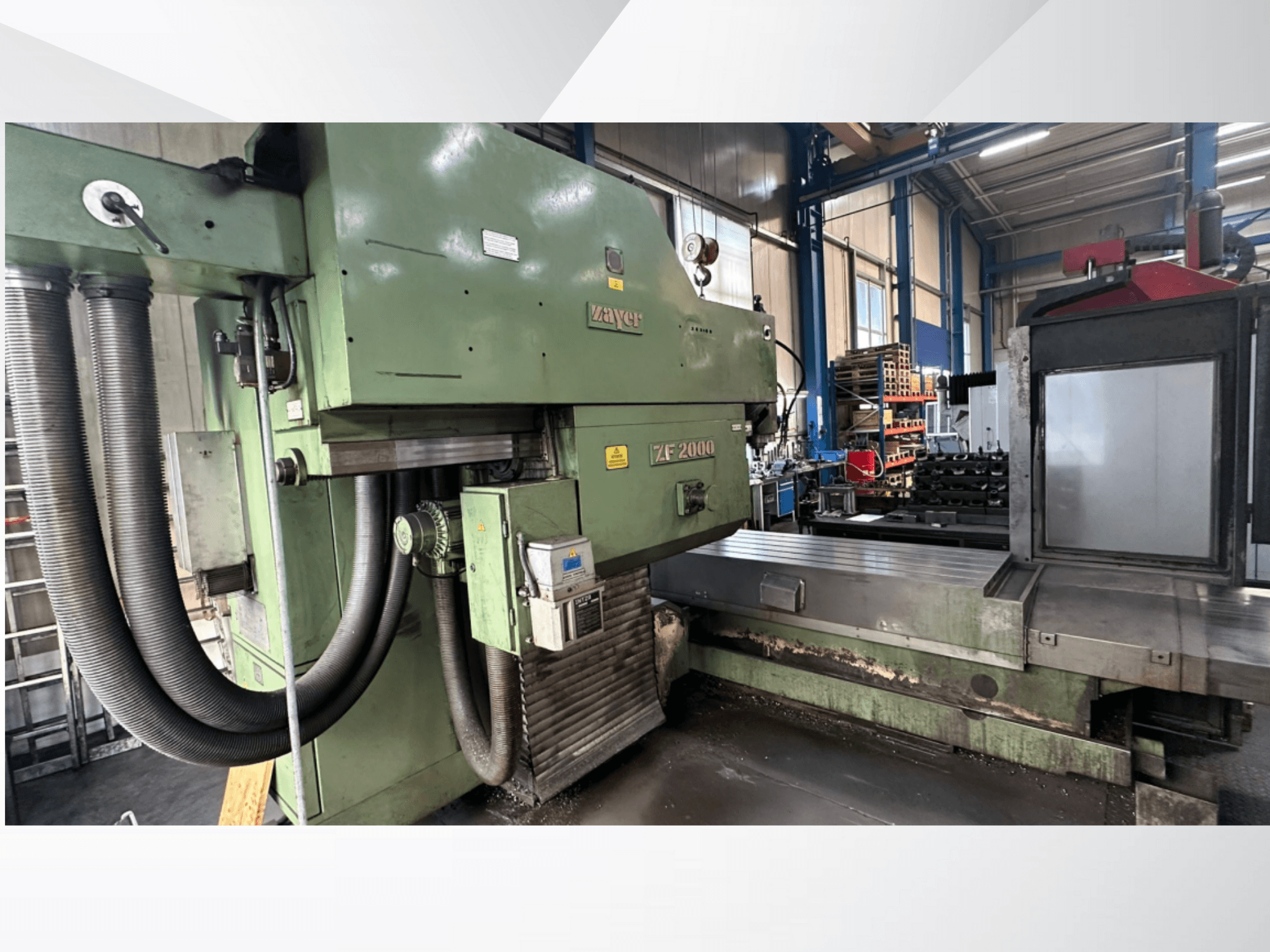 Fresatrice Zayer ZF 2000 in verde, vista laterale che mostra il pannello di controllo e il grande banco di fresatura con i tubi flessibili collegati.