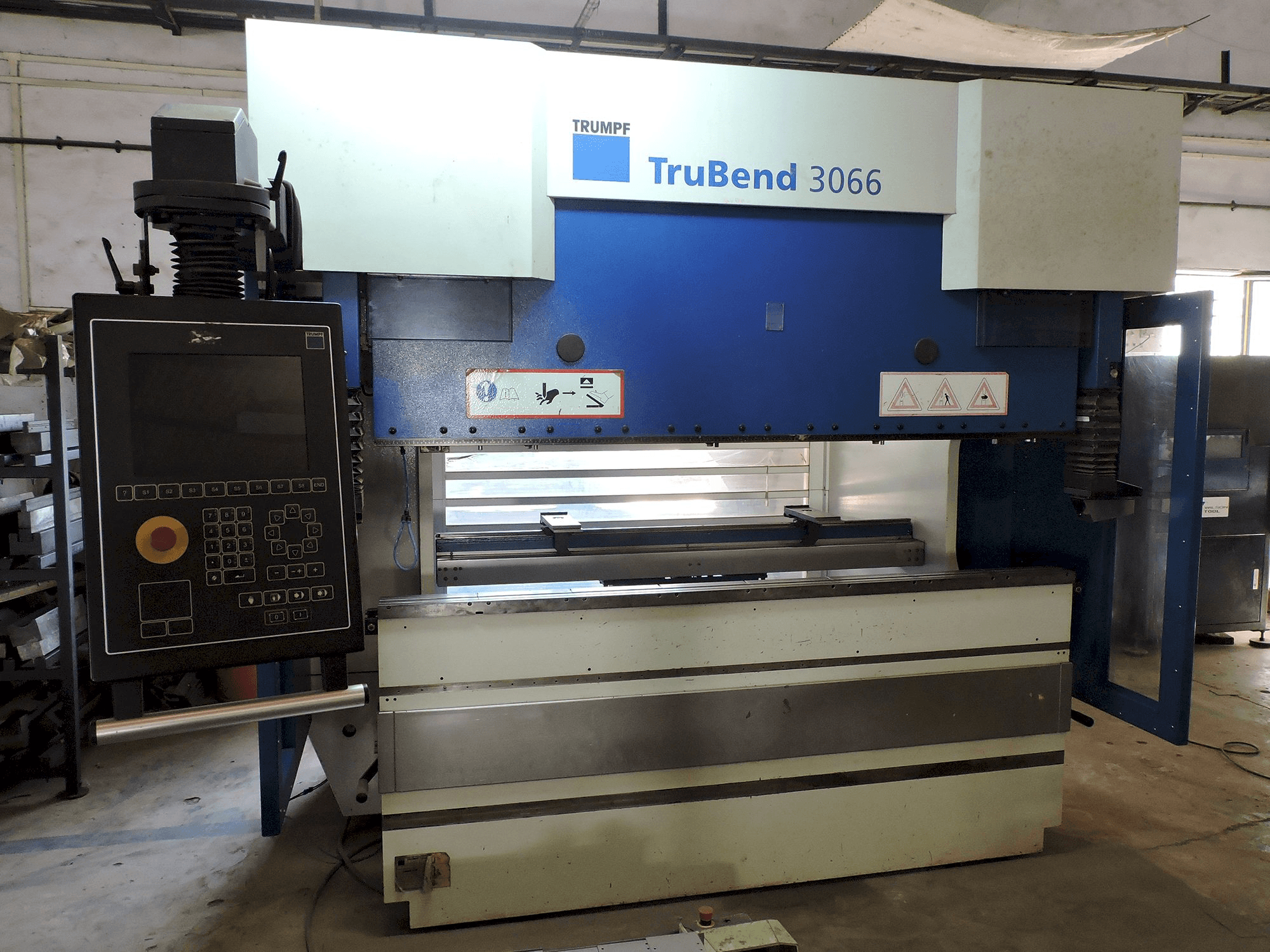 Vista frontale della macchina Trumpf TruBend 3066