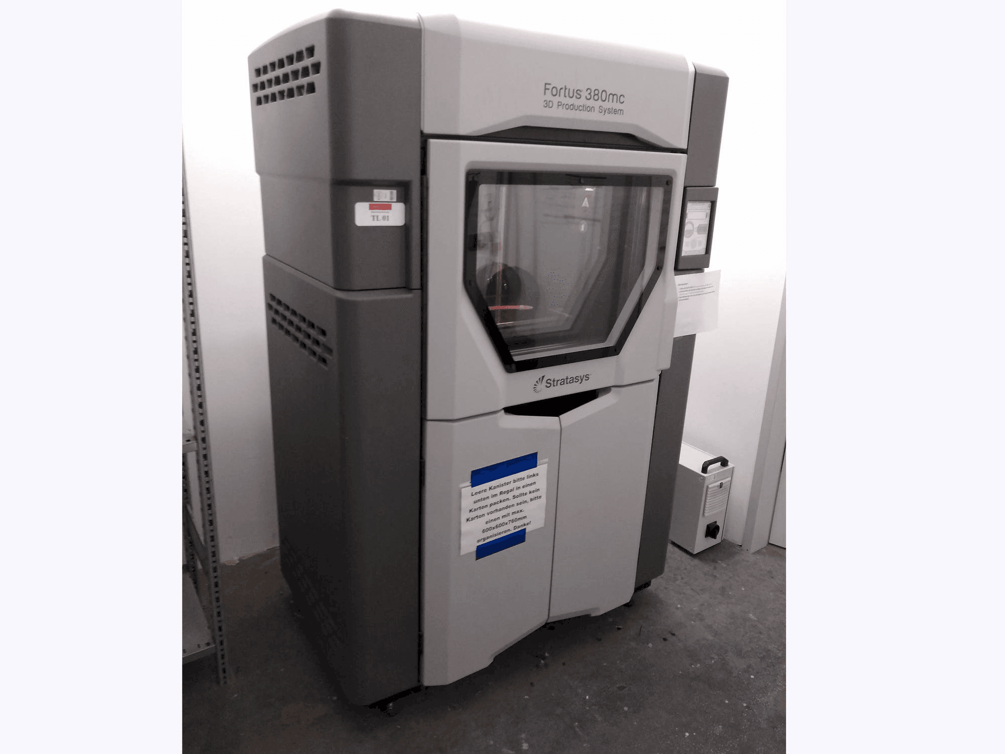 Vista frontale della macchina Stratasys Fortus 380MC
