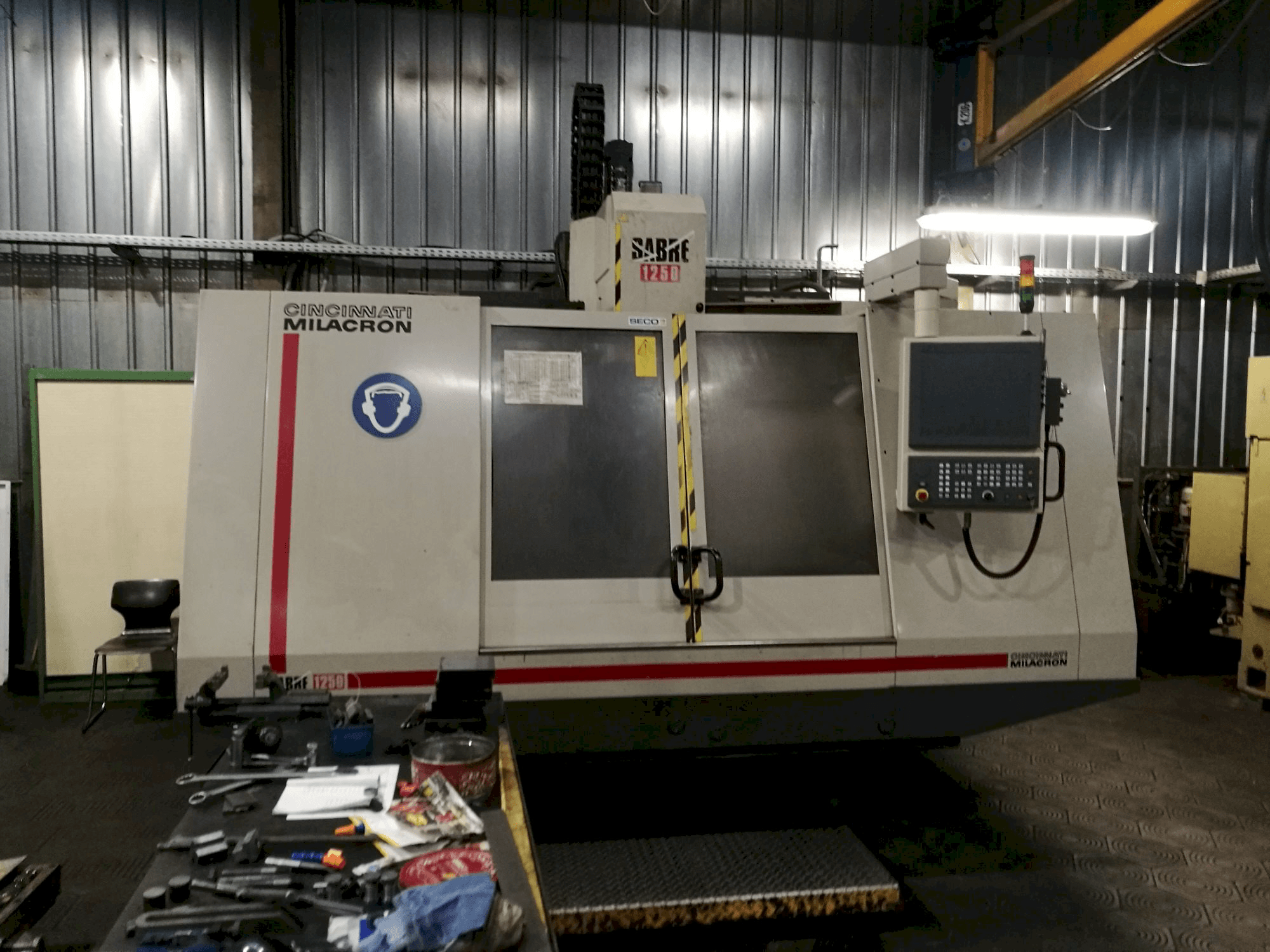 Vista frontale della macchina Cincinnati Milacron Sabre 1250