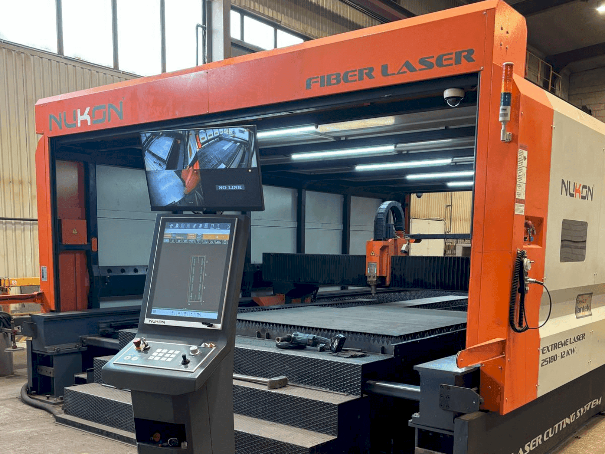 Vista frontale della macchina NUKON Fiber Laser Extreme 30250