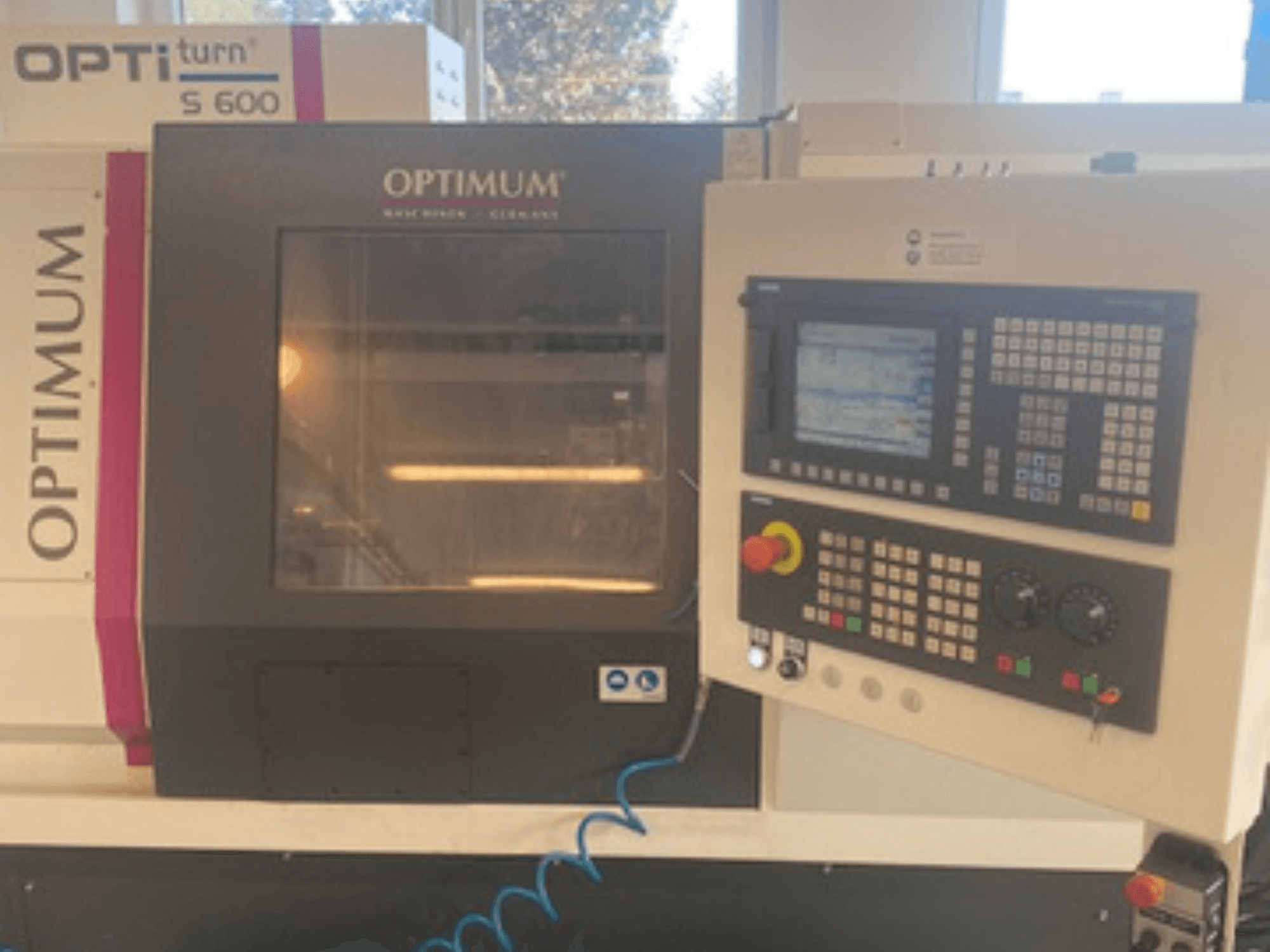 Tornio orizzontale Optimum OPTIturn S 600, vista frontale che mostra il pannello di controllo e il display.