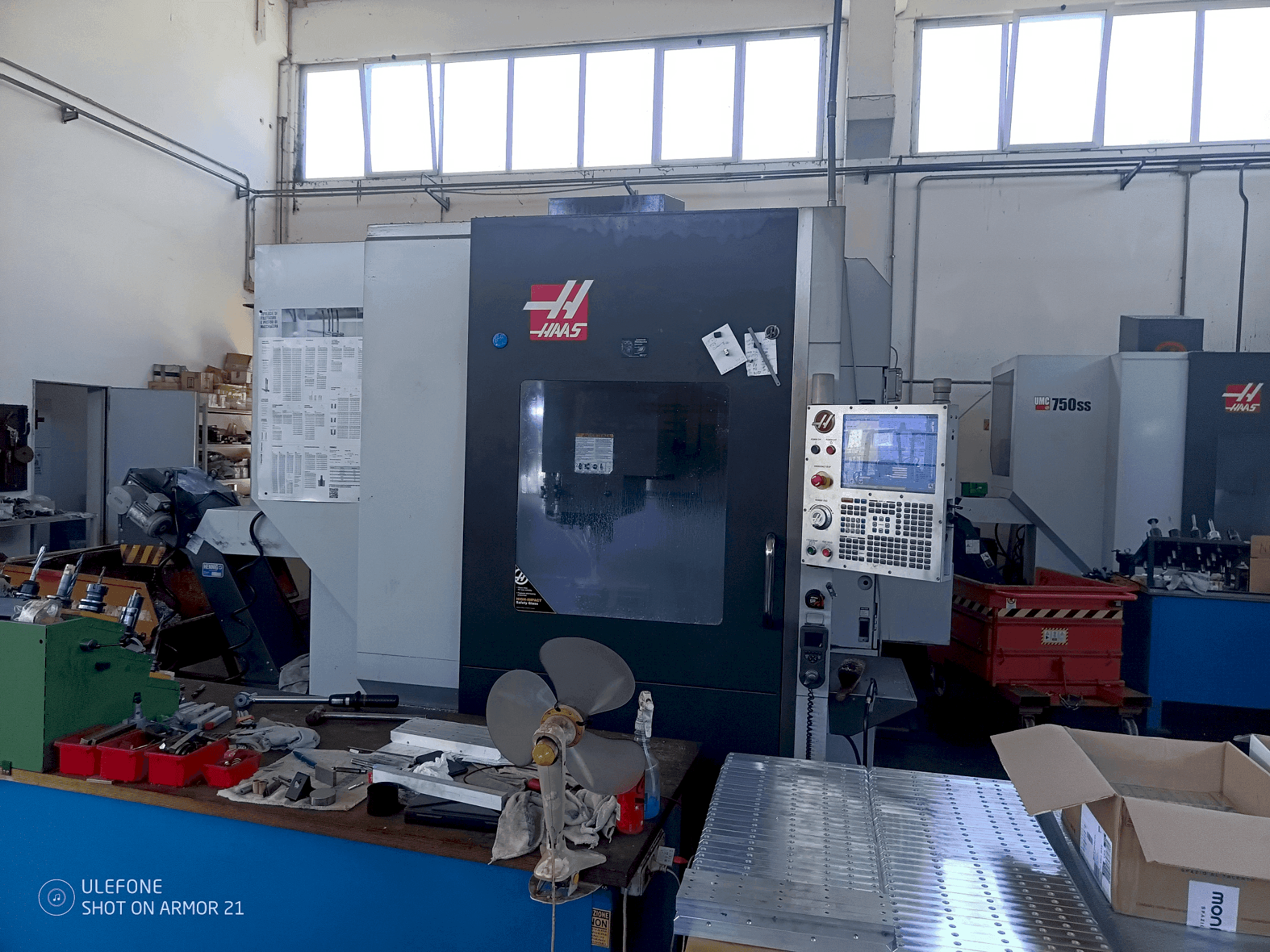 Vista frontale della macchina HAAS UMC 750SS