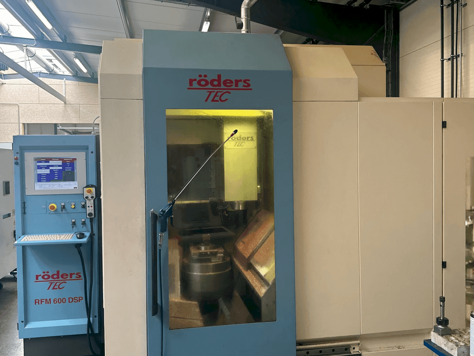 Vista frontale della macchina Roders RFM 600 DSP