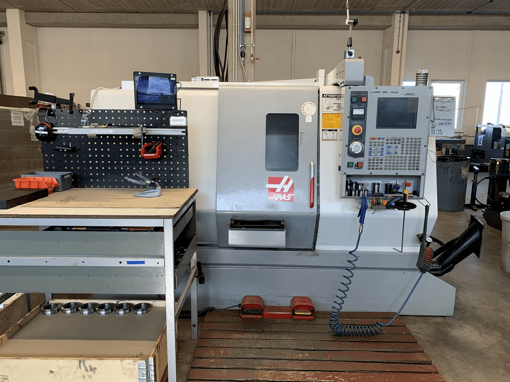 Vista frontale della macchina HAAS SL-20 TCF