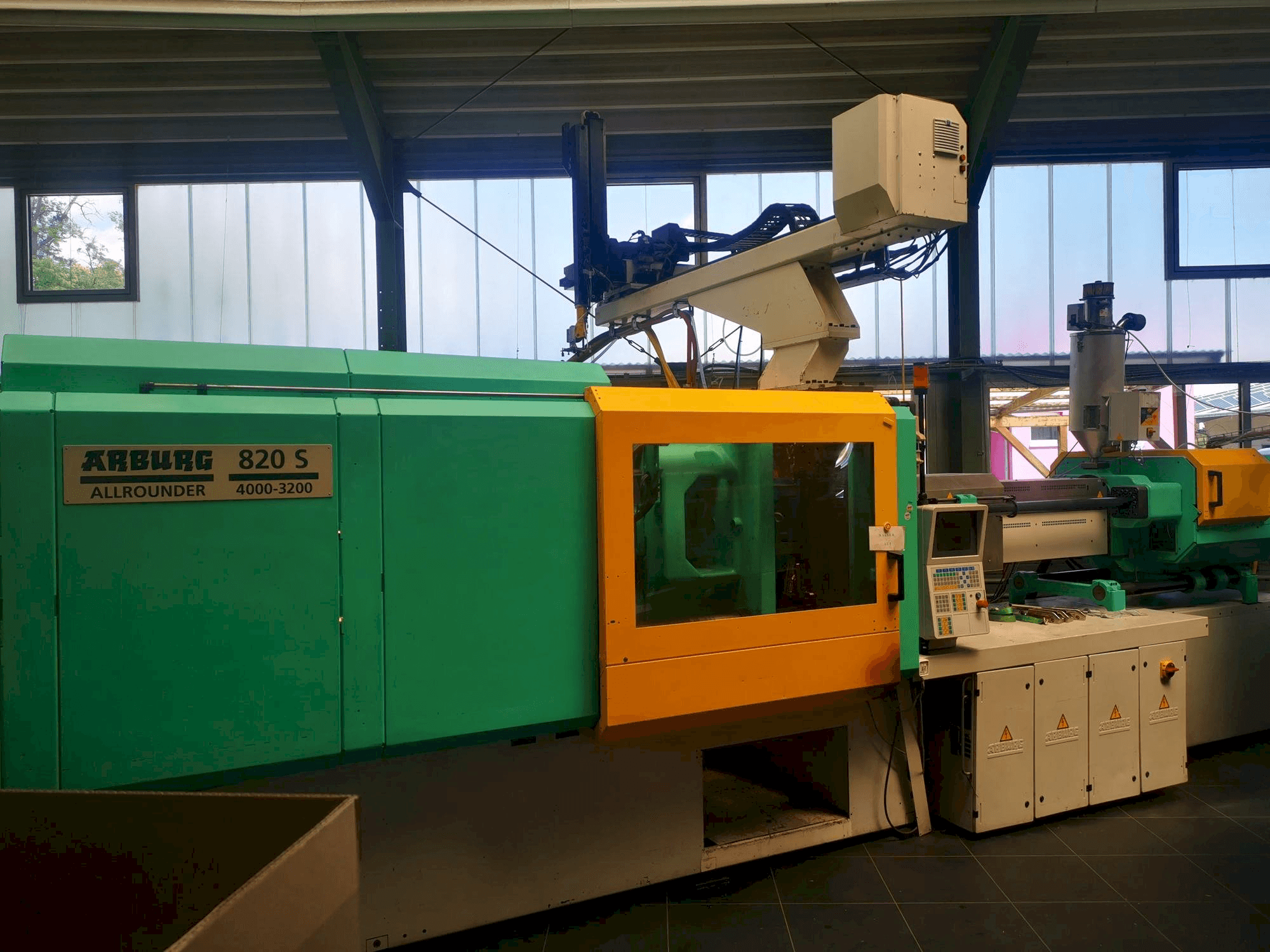 Vista frontale della macchina Arburg 820S 4000 / 3200