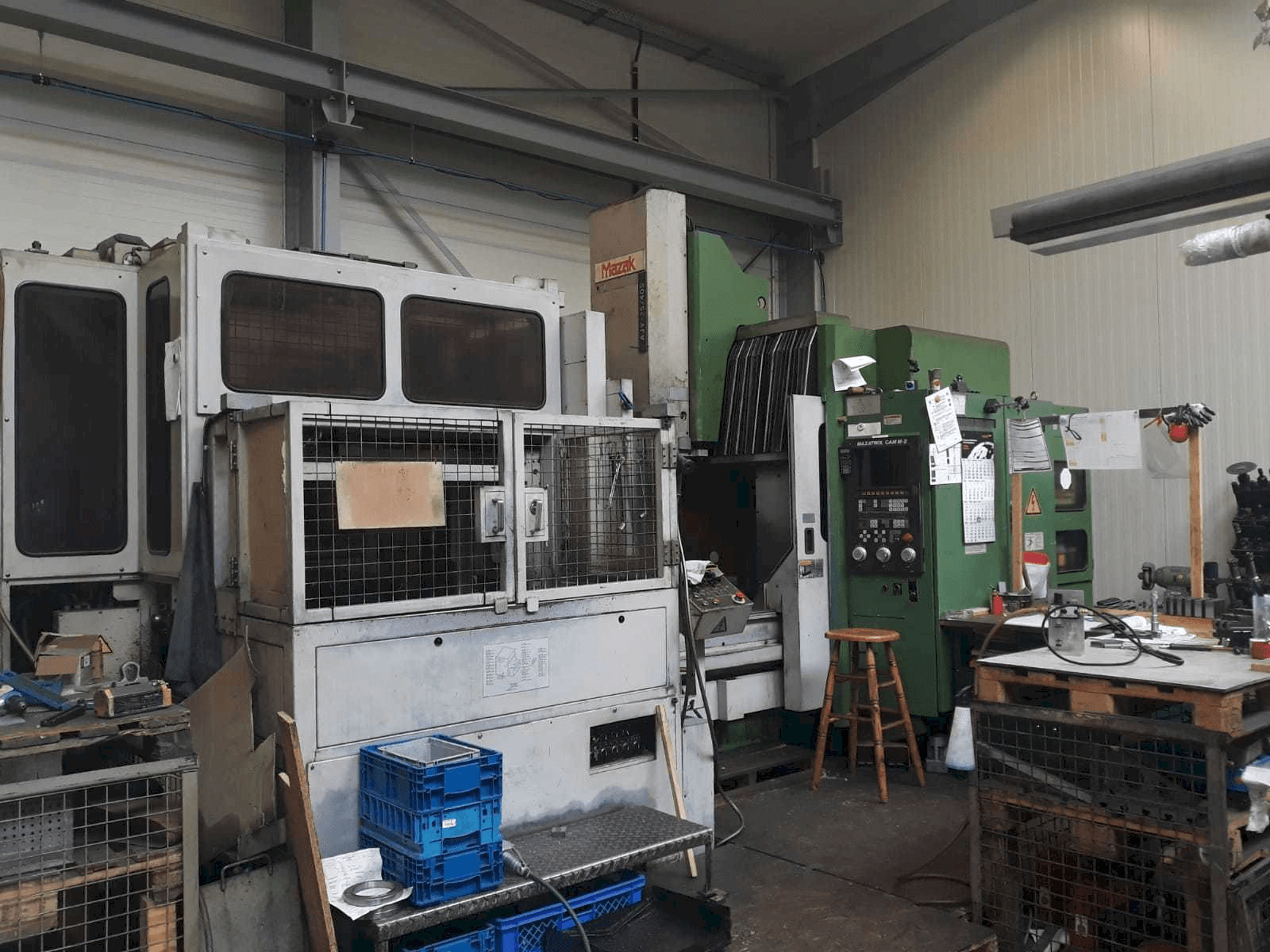 Vista frontale della macchina Mazak AJV 25/405