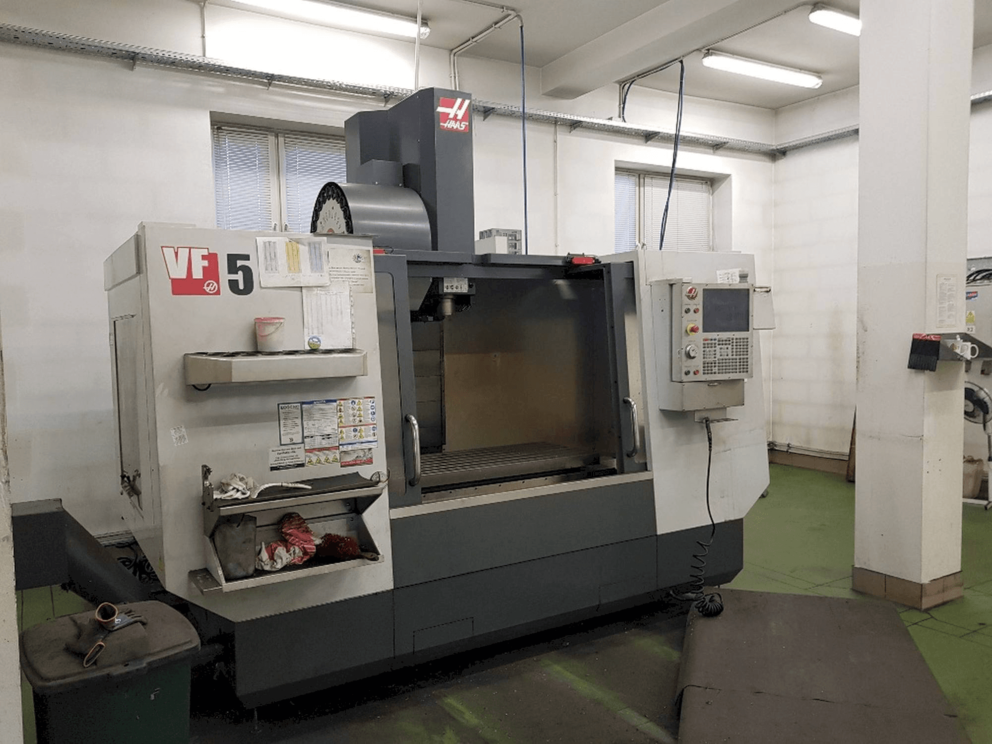 Vista frontale della macchina HAAS VF-5/40