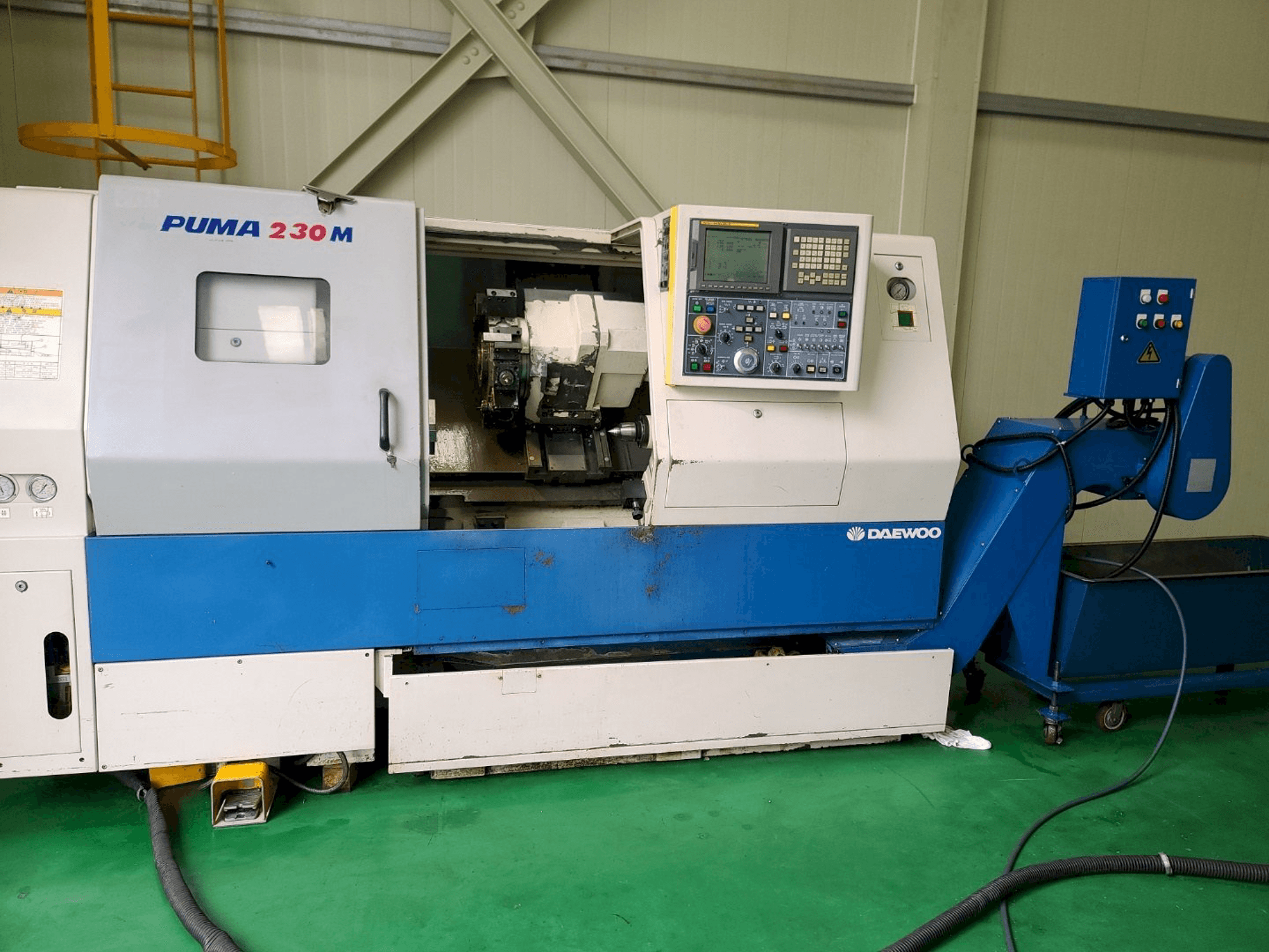 Vista frontale della macchina Doosan PUMA 230MB