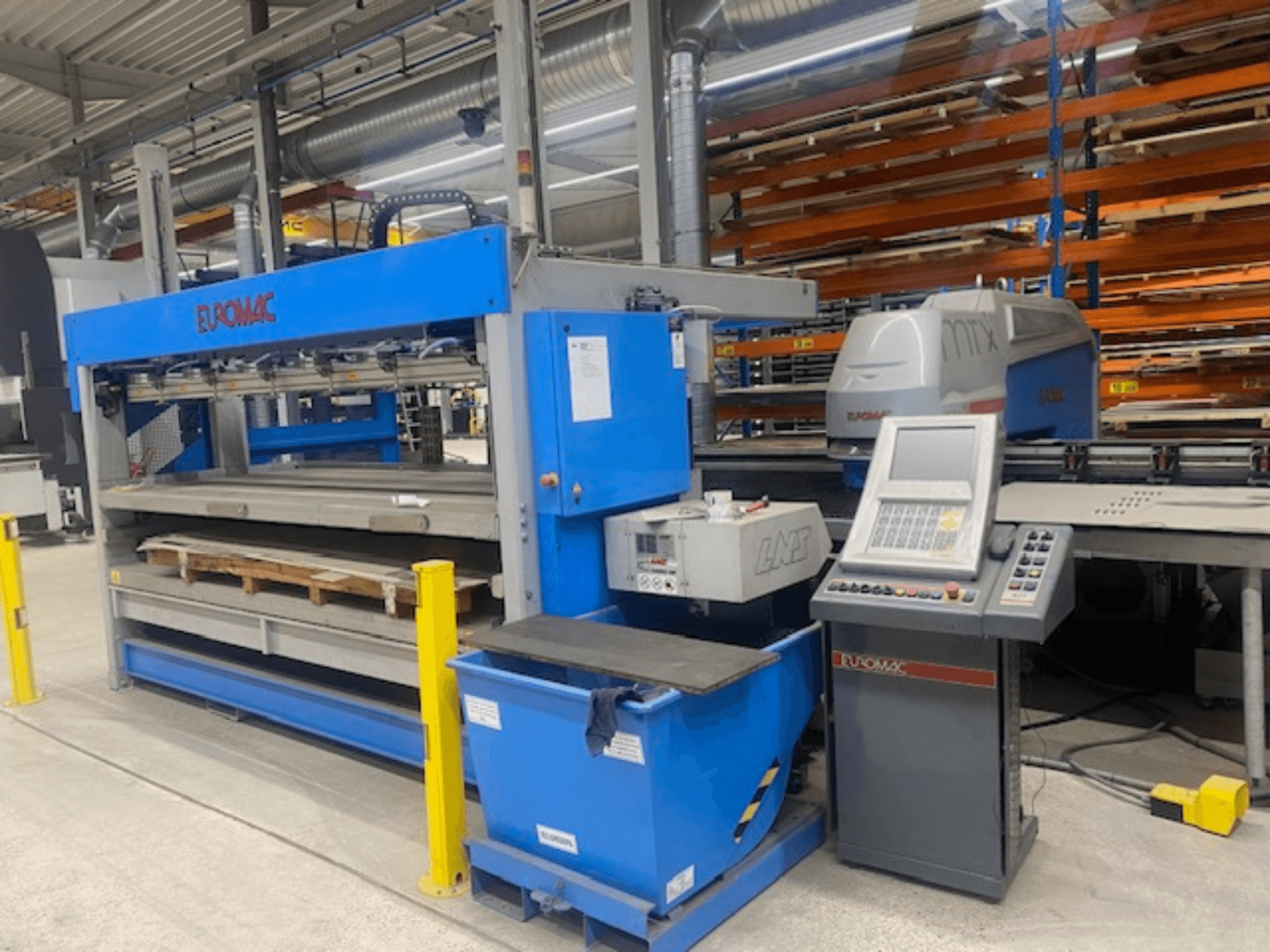 Punzonatrice CNC Euromac MTX FLEX 12, vista frontale con pannello di controllo, pallet e dispositivi di sicurezza visibili.