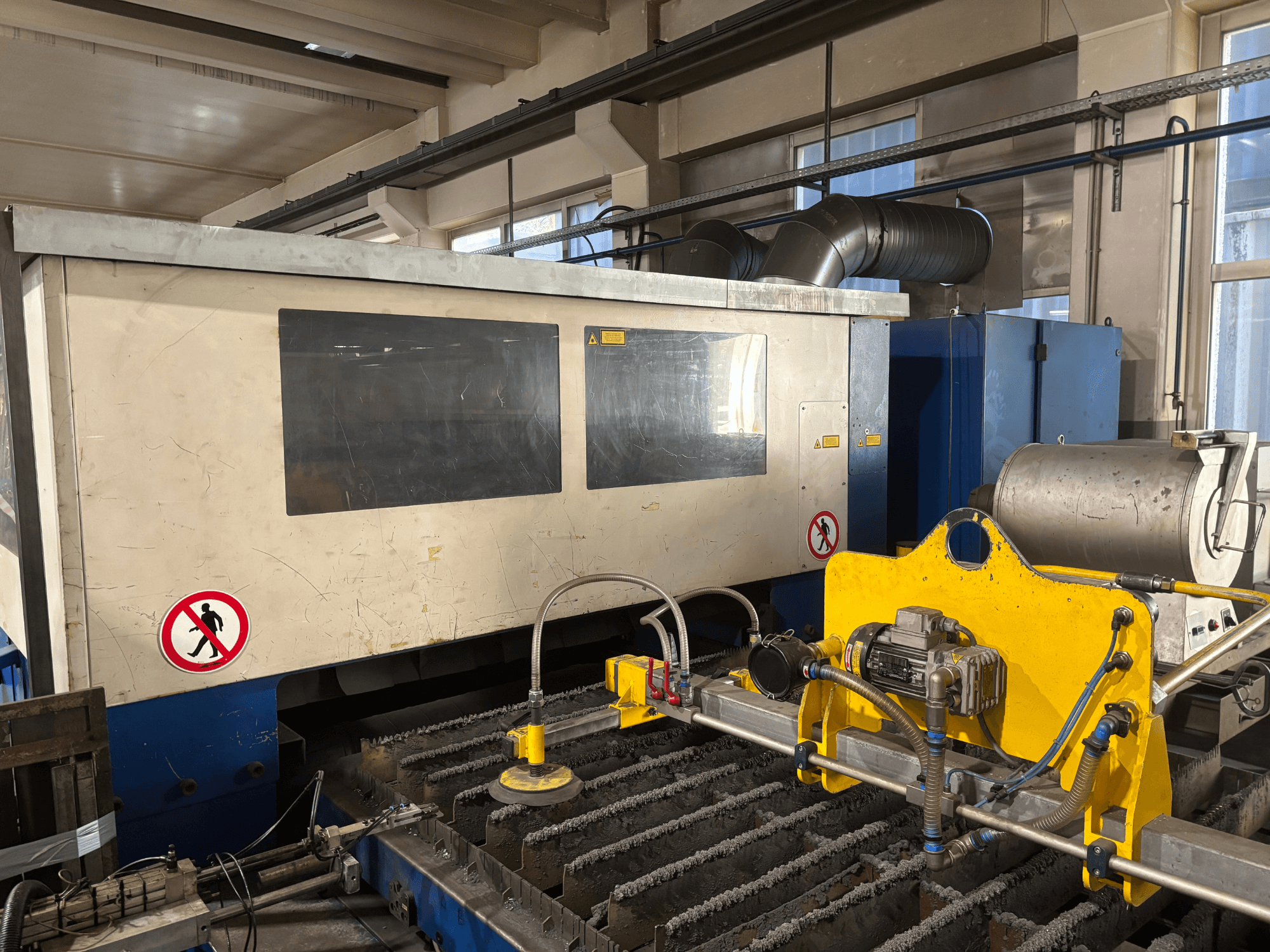Macchina di taglio laser CO2 TRUMPF Trumatic L3030, vista frontale che mostra l'interfaccia di controllo e i dettagli della superficie di taglio.