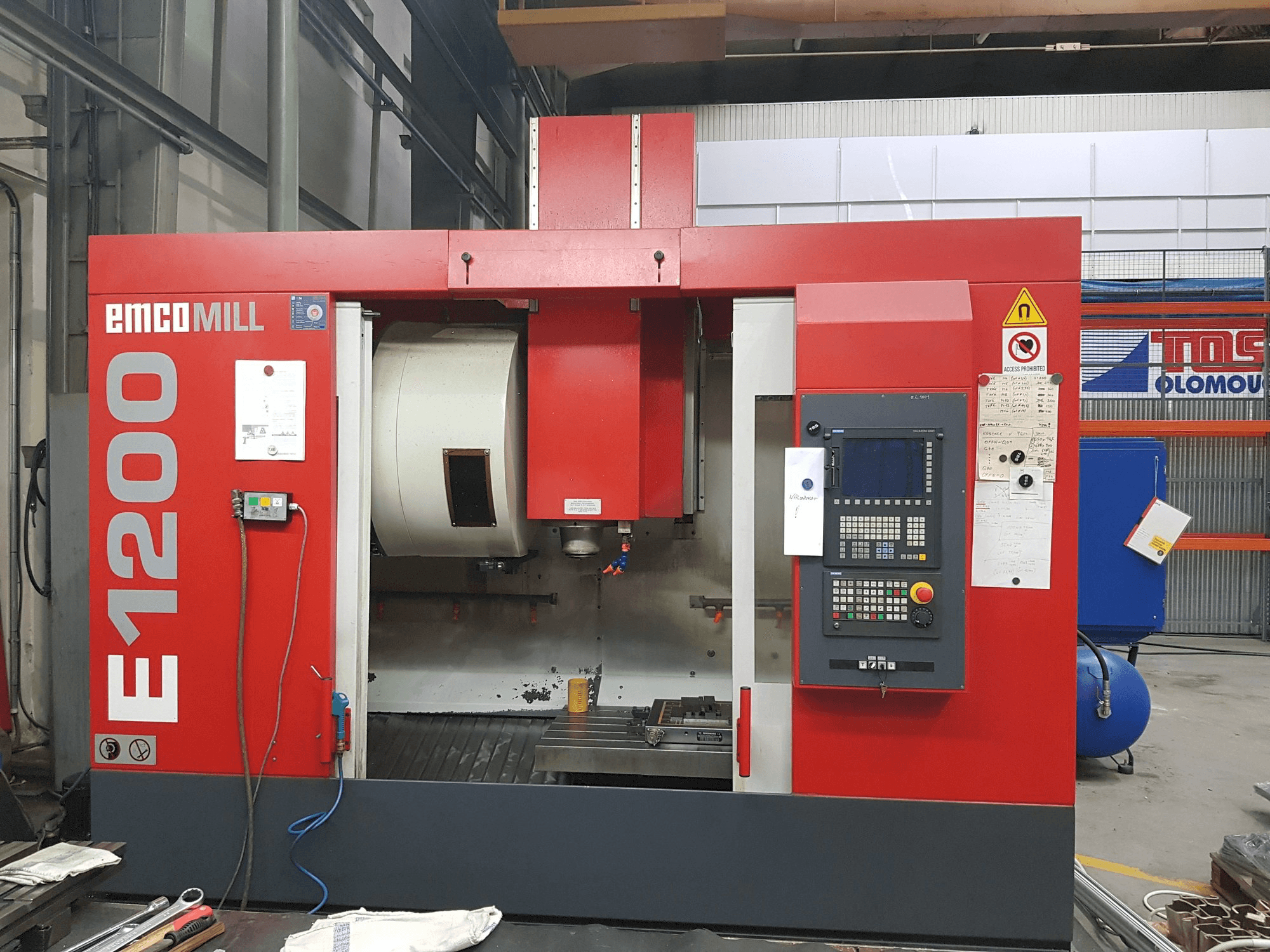 Vista frontale della macchina EMCO Emcomill E 1200