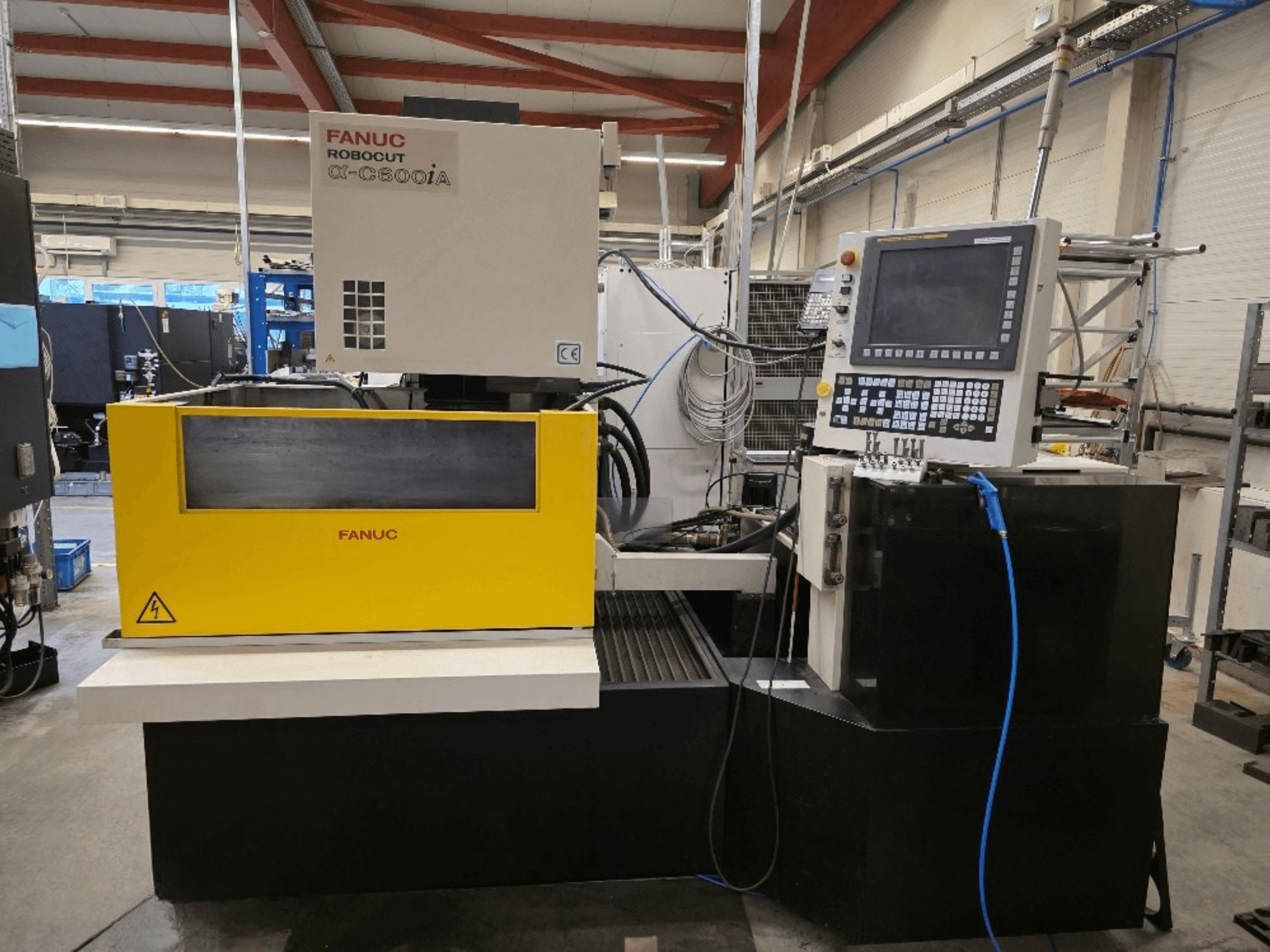 Macchina tagliafili FANUC Robocut α-C600iA, vista frontale, con pannello di controllo giallo e display digitale.