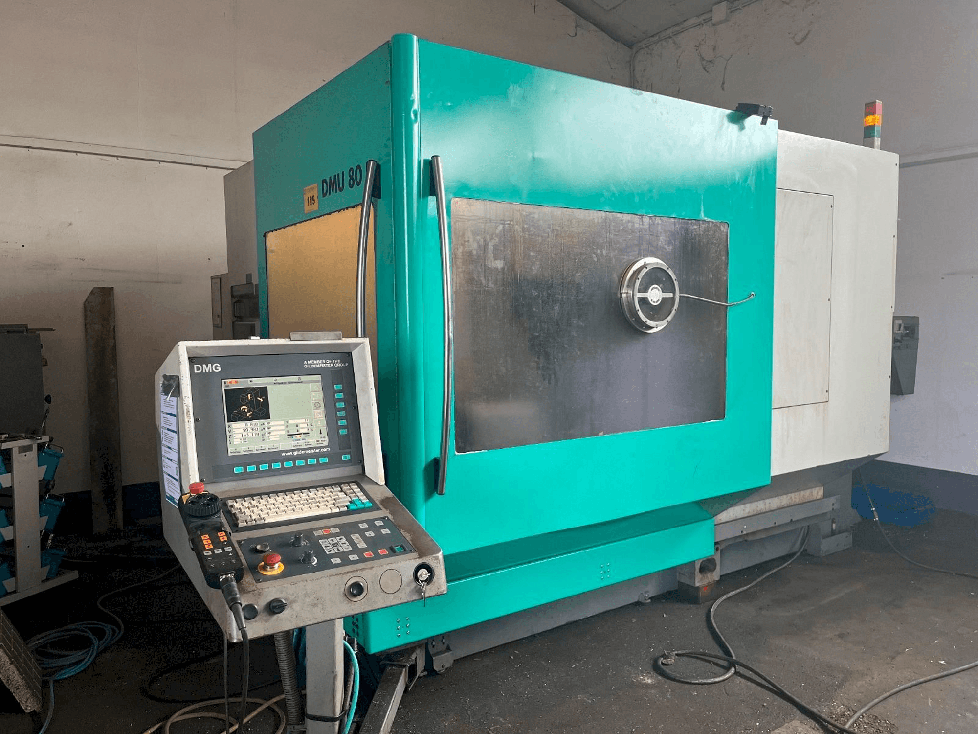 Vista frontale della macchina DMG Deckel Maho DMU 80 P