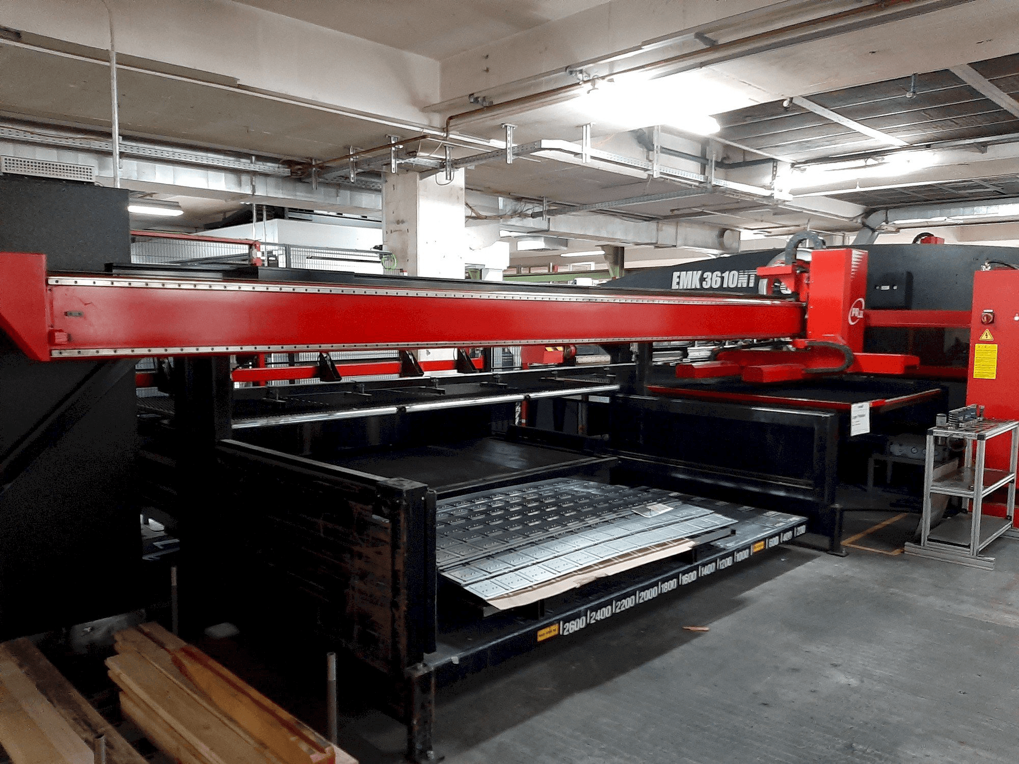 Vista frontale della macchina AMADA EMK 3610NT
