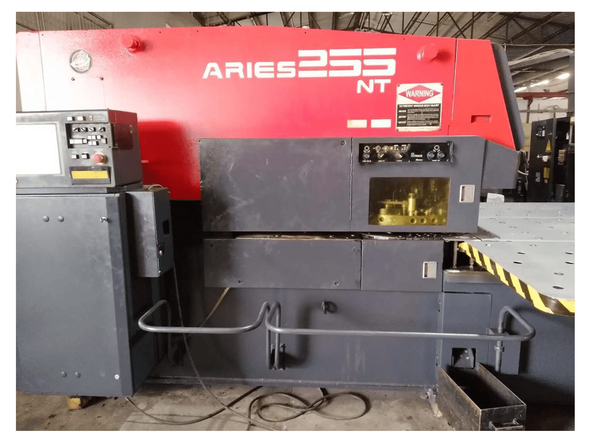 Vista frontale 1 della macchina AMADA ARIES 255NT
