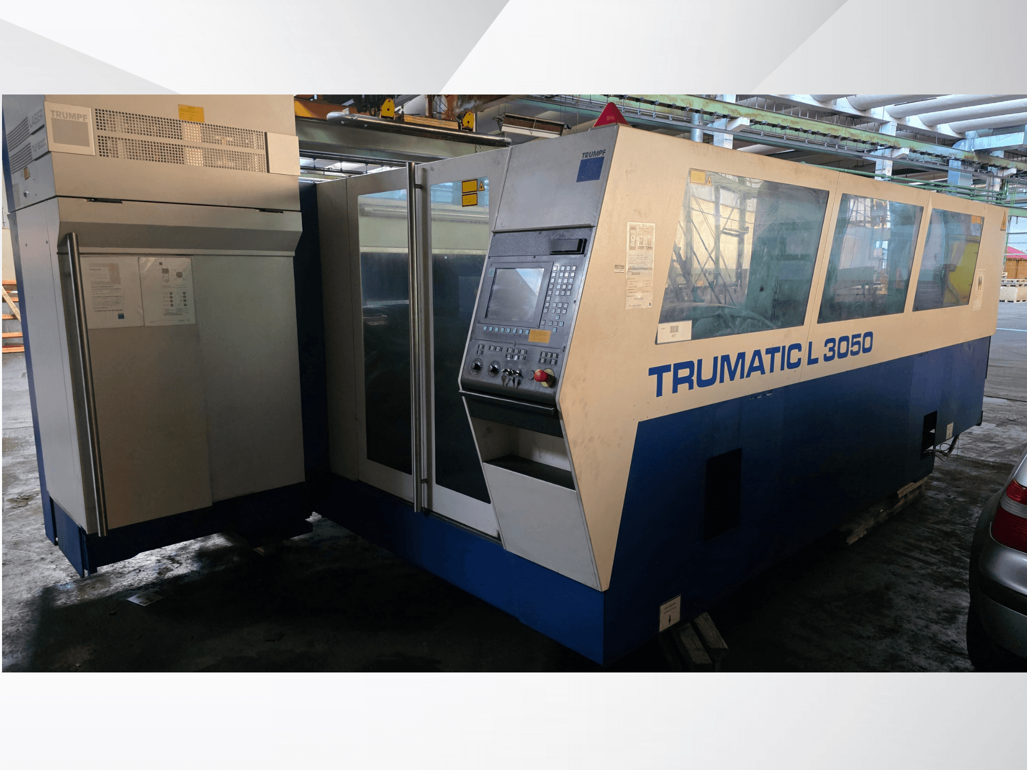 Macchina da taglio laser CO2 TRUMPF Trumatic L 3050, vista frontale, con pannello di controllo e ampie finestre in vetro.