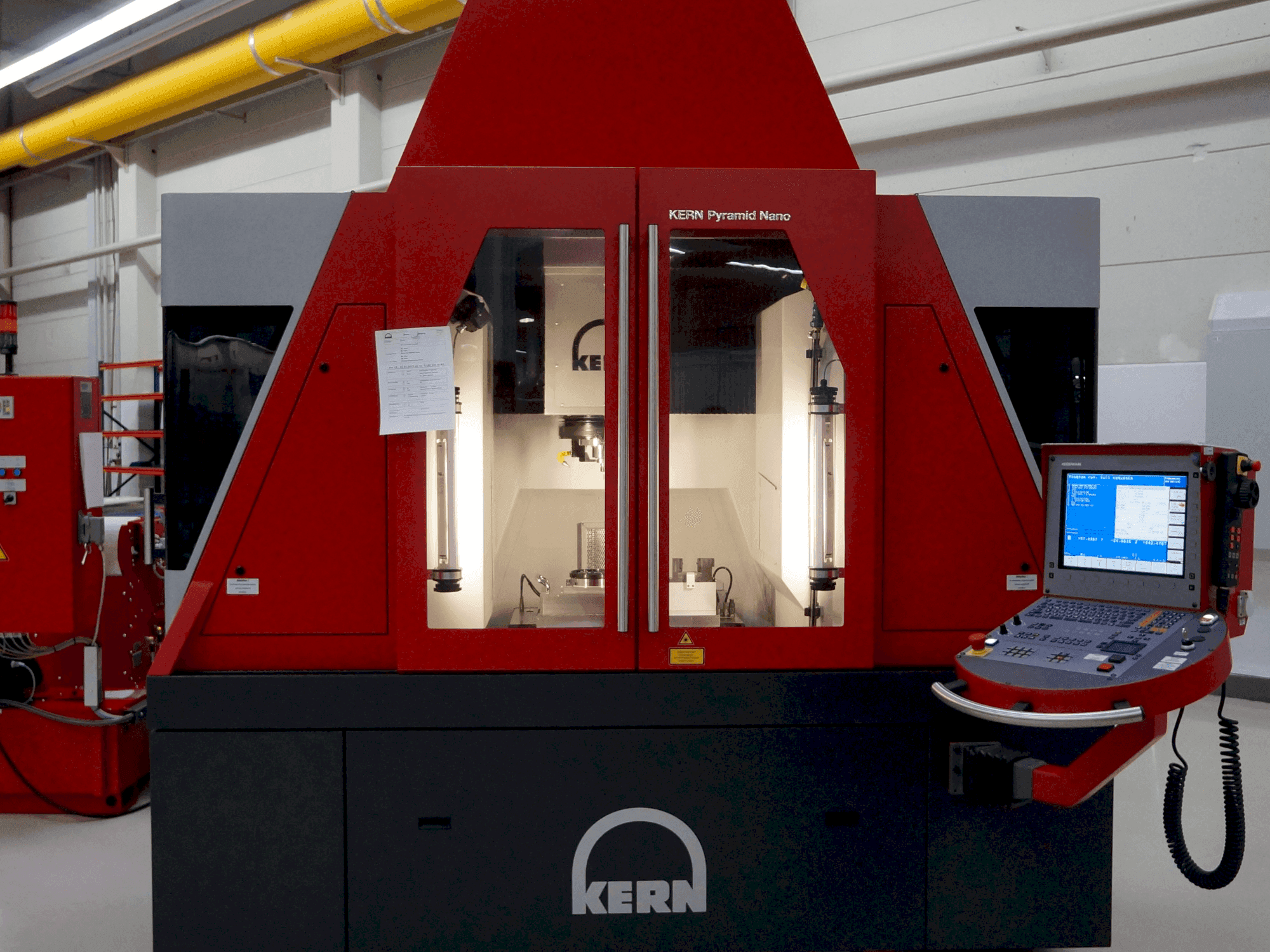 Vista frontale della macchina KERN Pyramid Nano (2013)