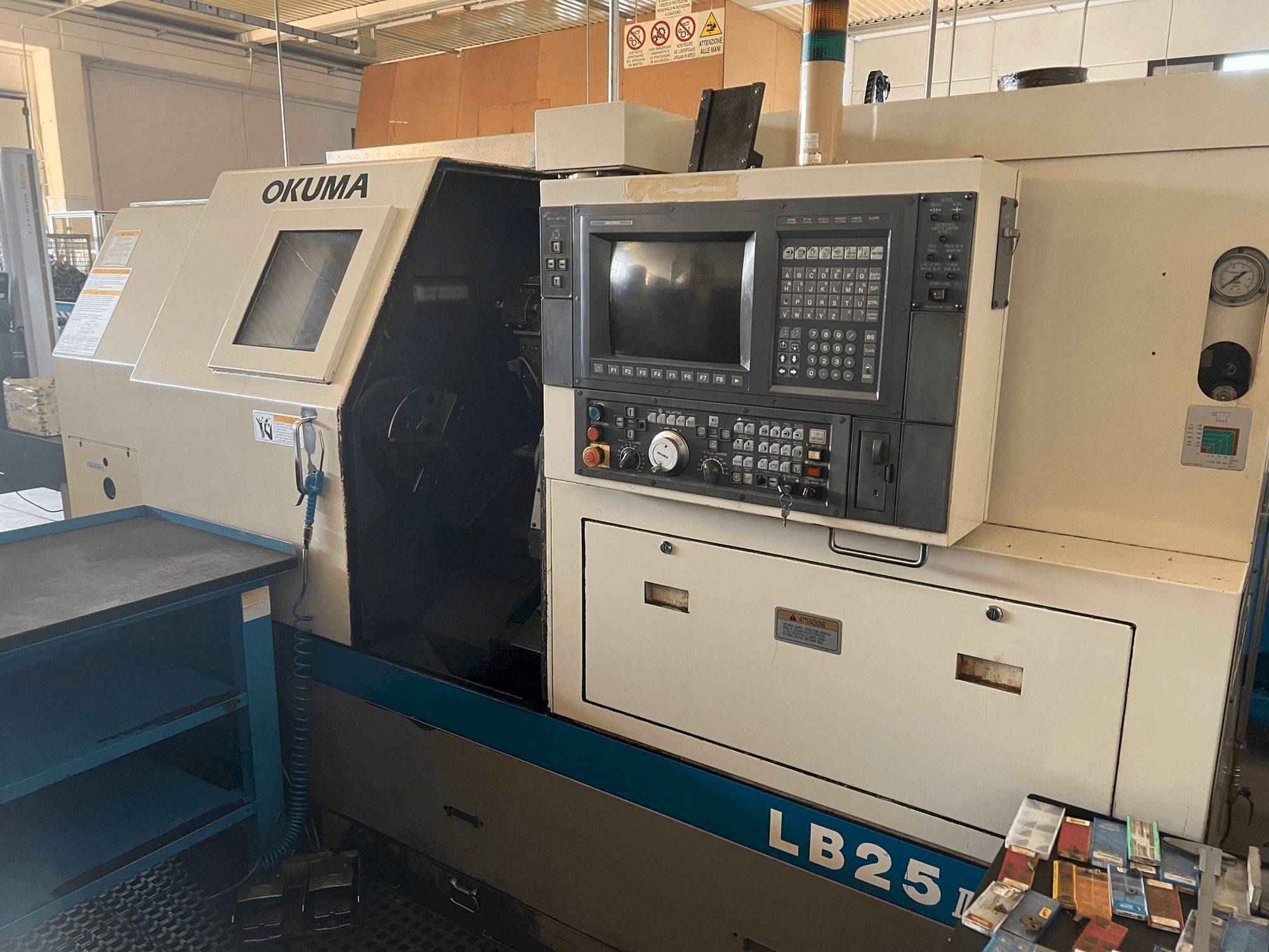 Vista frontale della macchina Okuma LB 25 II