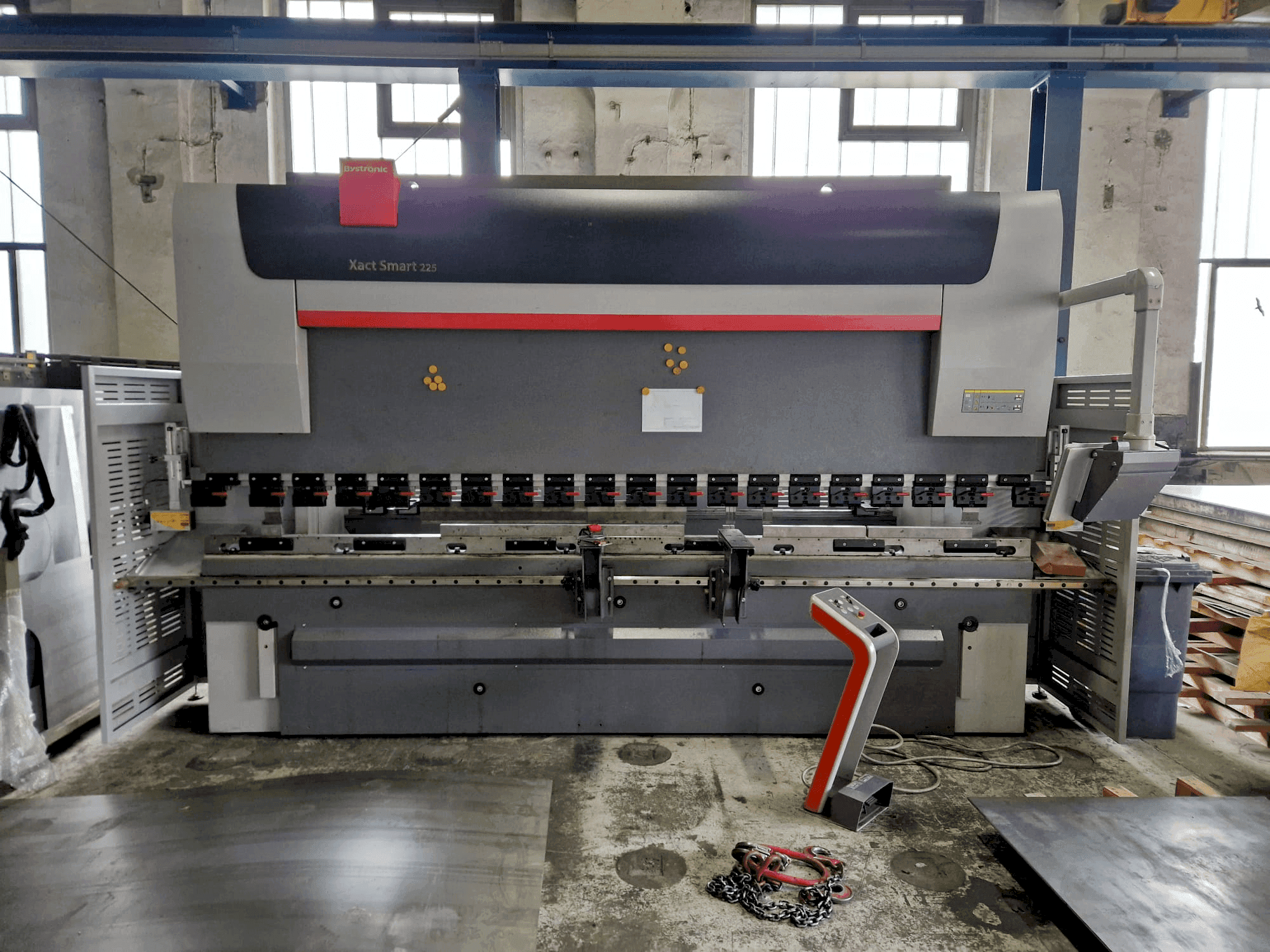 Vista frontale della macchina Bystronic Xact Smart 225/4100