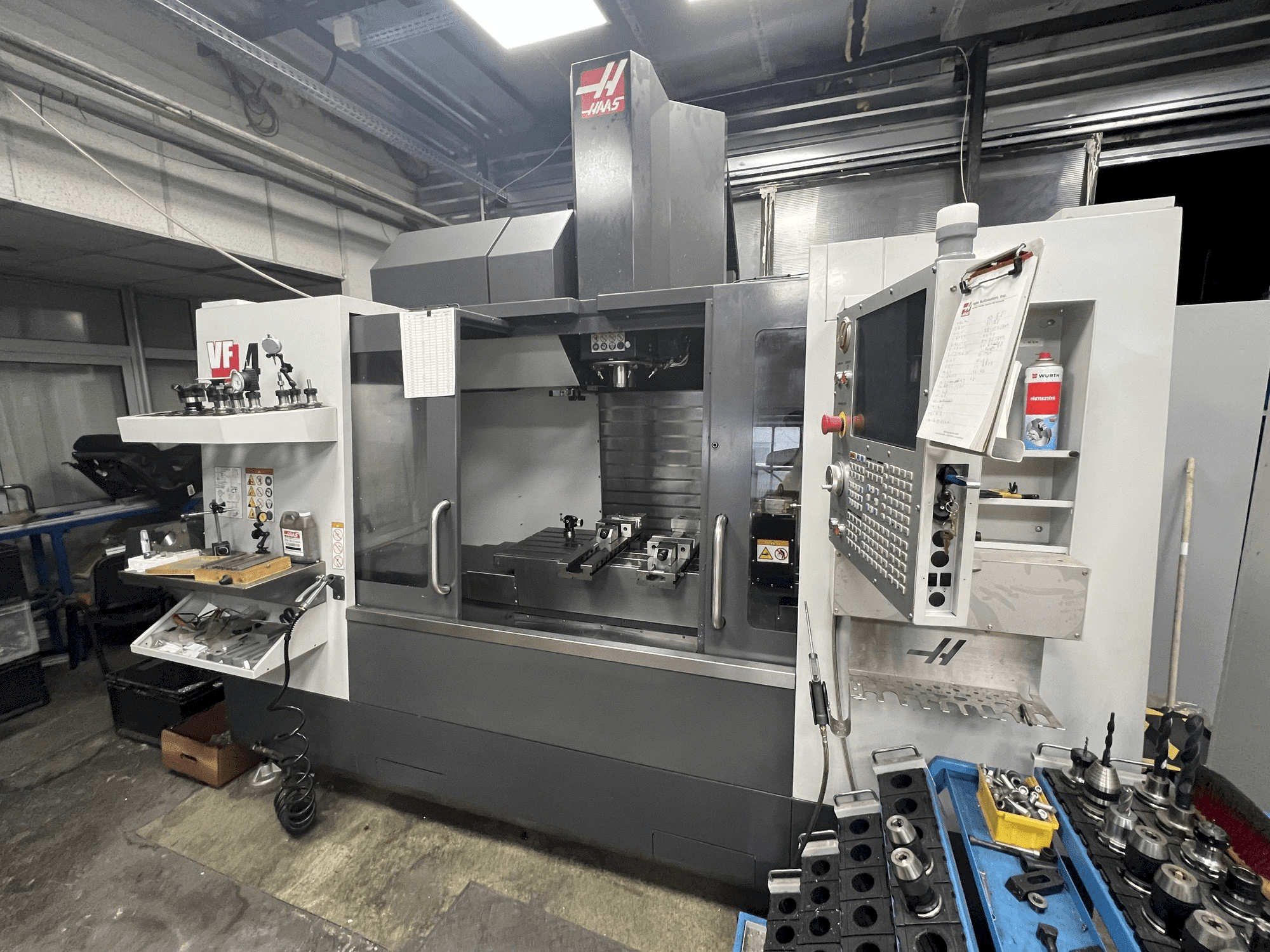 Vista frontale della macchina HAAS VF-4